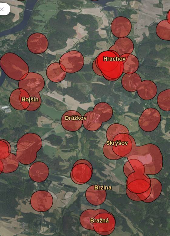 Od 1. prosince 2025 platí nová pravidla pro používání zábavní pyrotechniky. Některá místa získala speciální ochranu a nově tu platí přísná omezení. Novela nově stanovuje, že u vybraných objektů musí lidé dodržovat bezpečnostní vzdálenost 250 metrů, zákaz platí pro odpalování všech kategorií kromě F1 a týká se například:  nemocnic a zařízení poskytujících lůžkovou péči, domovů pro seniory a zařízení sociálních služeb, útulků, záchranných stanic a záchranných center, zoologických zahrad, objektů sloužících k chovu hospodářských zvířat.  Pokud výrobce v návodu uvádí ještě větší bezpečnostní vzdálenost, platí právě ta. Kategorie F1 - prodej od 15 let (bouchací kuličky, vosičky, včelky, motýli, dýmovničky, prskavky či konfety – malé efekty)  Kombinace zpřísněných pravidel, nové mapy a jasných kompetencí obcí má přinést větší bezpečnost a přehlednost pro obyvatele, zvířata i města. Mapa obsahuje zóny, ve kterých je zakázáno zacházet s pyrotechnickými výrobky s výjimkou kategorie F1 podle § 35b zákona č. 344/2025 Sb., kterým se mění zákon č. 206/2015 Sb., o pyrotechnických výrobcích a zacházení s nimi a o změně některých zákonů (zákon o pyrotechnice), ve znění pozdějších předpisů, a další související zákony. Účinnost zón s omezeným používáním pyrotechniky je stanovena od 1. 12. 2025. Obě nová omezení doplňují postihy za odpalování čehokoli silnějšího. Za používání pyrotechnických výrobků v uvedených zónách může být uložena pokuta až do výše 100 000 Kč, nově je také může udělovat policie přímo na místě. https://ohnostroje.pozemkov.cz/?lat=-758043.0158762886&lon=-1089785.112304845&zoom=14.13184969289416