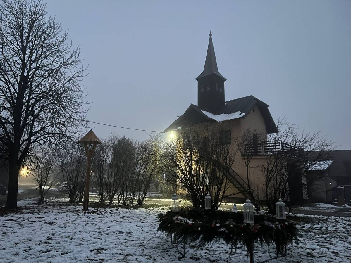 Dnes o 18,00 na Pastierisku sa bude zapaľovať 2. adventná sviečka na adventnom venci. Punč a spevokol z Príboviec budú prítomní na tomto podujatí. Ďakujeme za účasť.