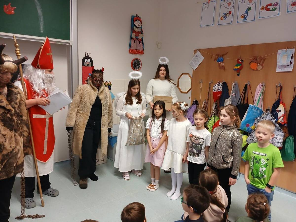 Zarachotily řetězy, zazvonily zvonečky a přišel Mikuláš. Věděl o nás všechno a proto jsme museli slíbit, že budeme celý rok všichni hodní.