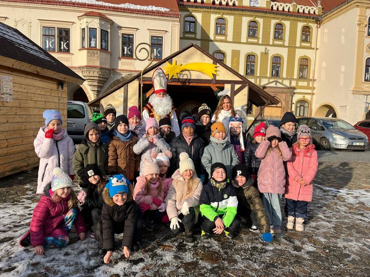 Prvňáčci se letos opět tradičně vydali směrem na náměstí, kde na ně čekal náš školní stromeček.