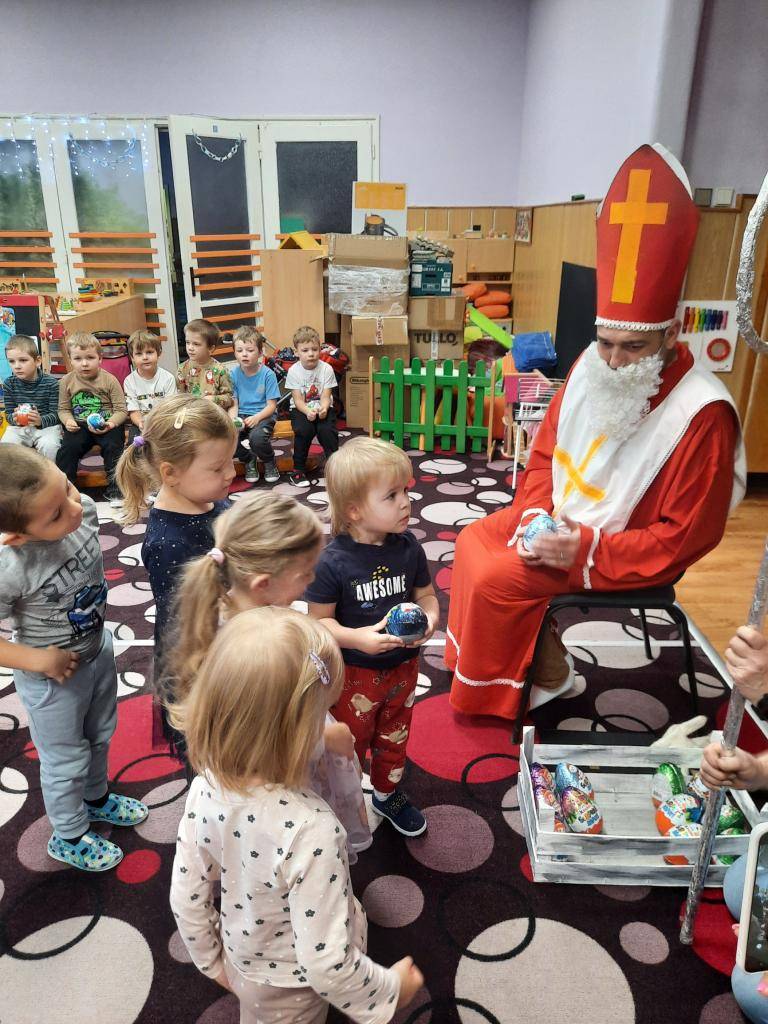 V pátek jsme s Broučky netrpělivě čekali, jestli k nám do školky přijde Mikuláš.