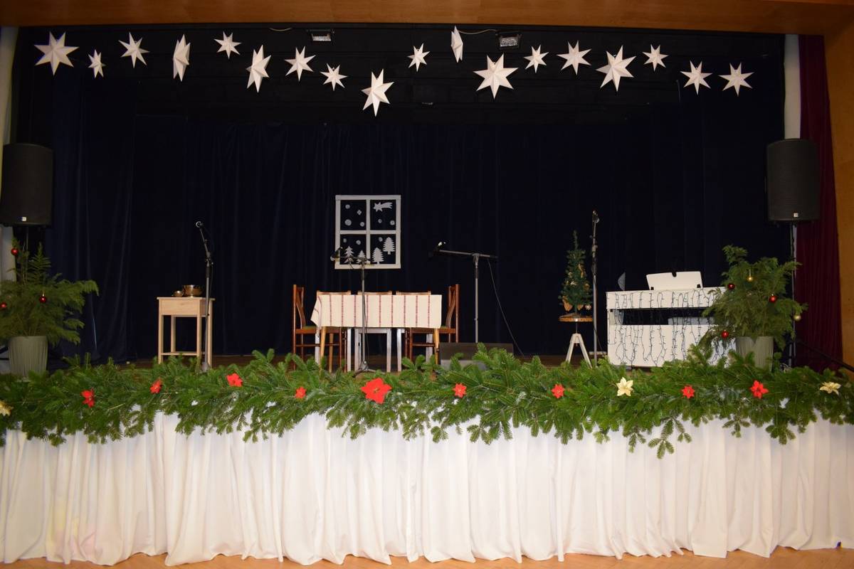 Program, ktorí pripravili žiaci a pedagógovia už navodil atmosféru najkrajších sviatkov v roku. Skvelými výkonmi detí bola sála plná ľudí nasiaknutá čarom Vianoc, ktoré malo detskú tvár...