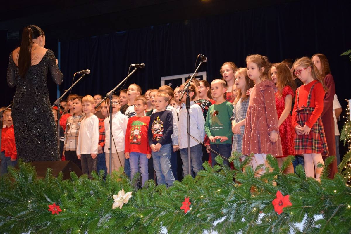 Nádhernou piesňou bola akadémia zavŕšená. V závere sa prítomným prihovorili pani riaditeľka školy a pán starosta. Keď sa sálou ozval zvonček - čarokrásny podvečer pokračoval návštevou svätého Mikuláška.