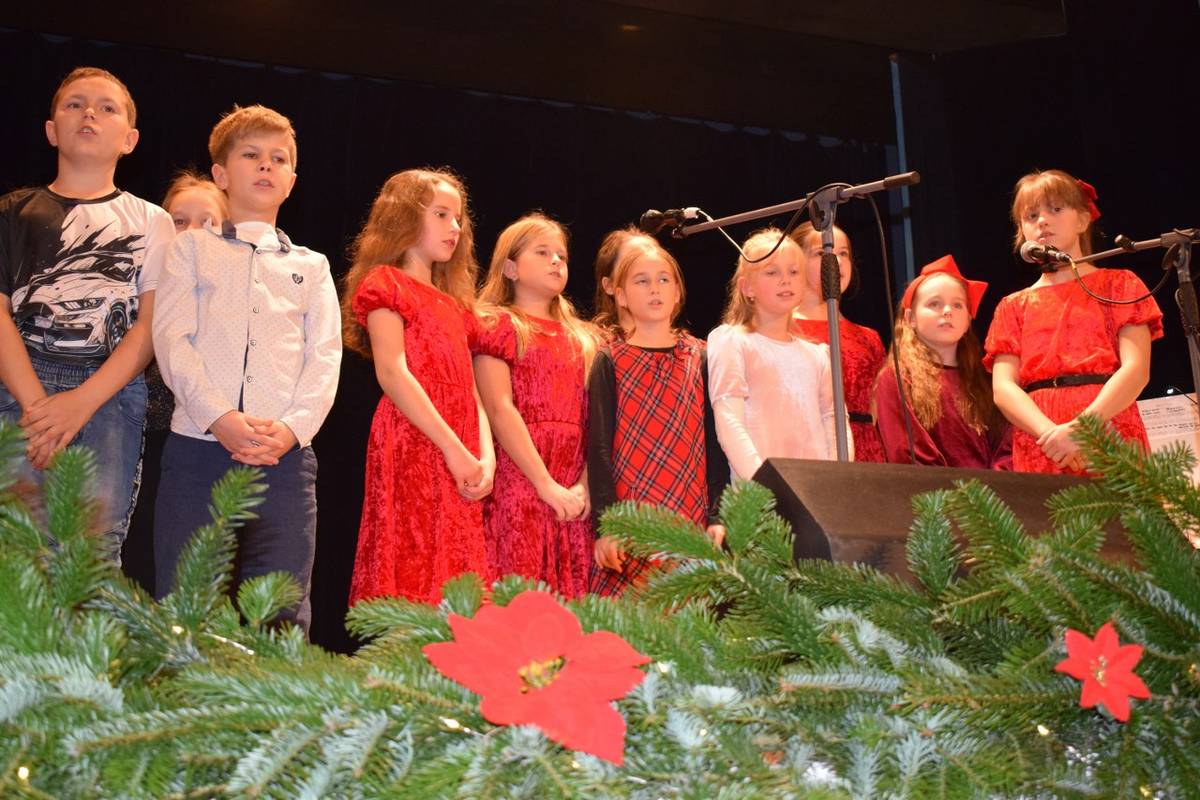 Javisko patrilo deťom materskej a základnej školy. Pestrú ponuku programu tvorili scénky hrané, spievané a dopriata nám bola hra na klavír či harmoniku. Na záver programu sme v KD mali vzácnu návštevu - svätého Mikuláška. Prišli s ním anjeli aj čerti.