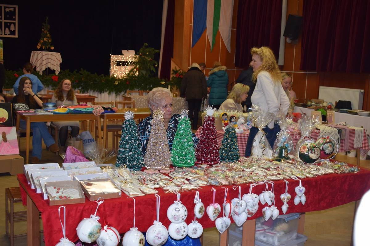 Domáci predajcovia ponúkli svoje produkty a tovary. Priestory zdobené ihličím vôňou ozvláštnil punč. Všetkým, ktorí sa podieľali na tomto podujatí pre nás úprimne ĎAKUJEME!
