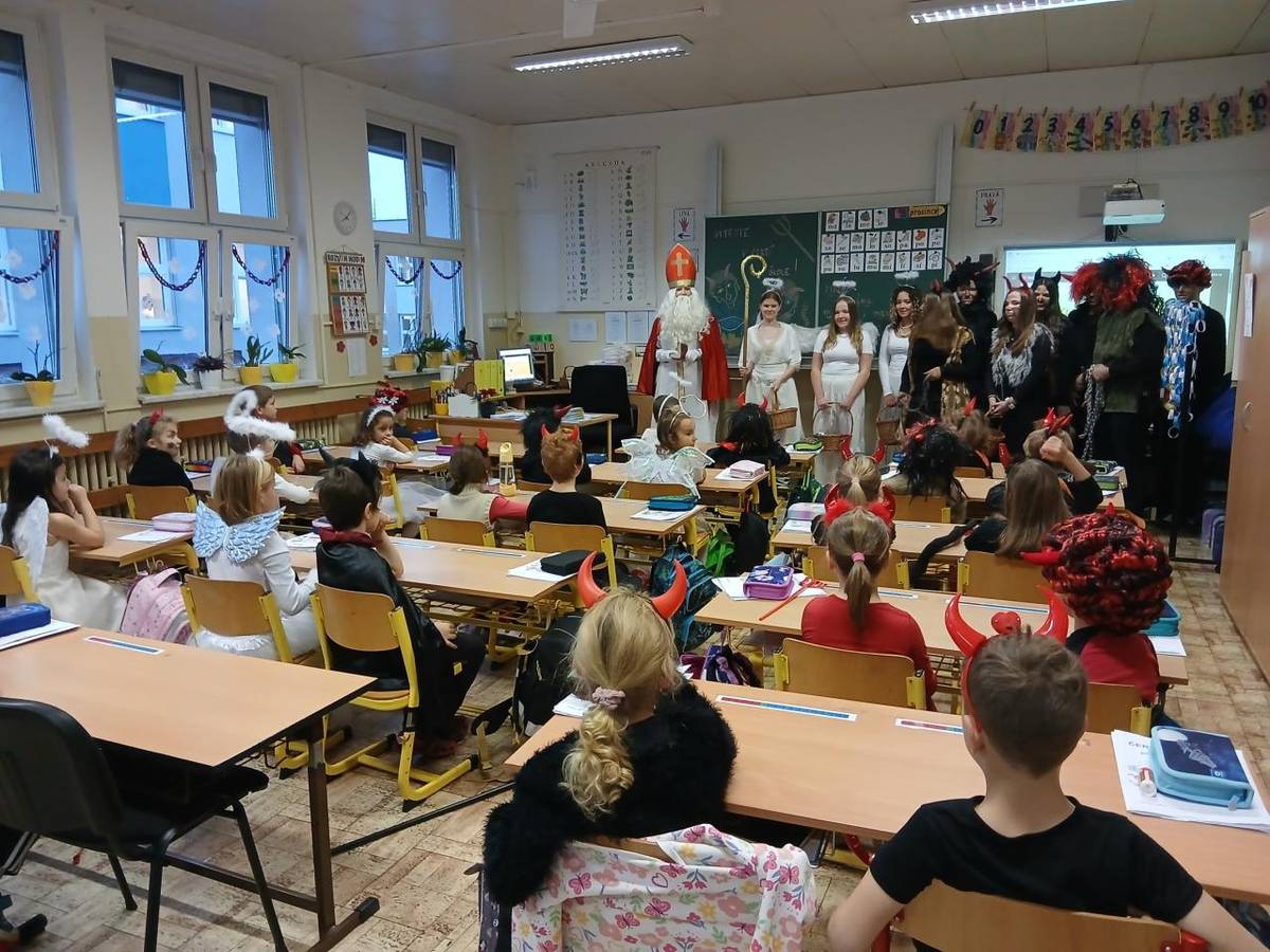 V pátek 5. prosince zavítal do naší školy Mikuláš v doprovodu andělů a čertů.