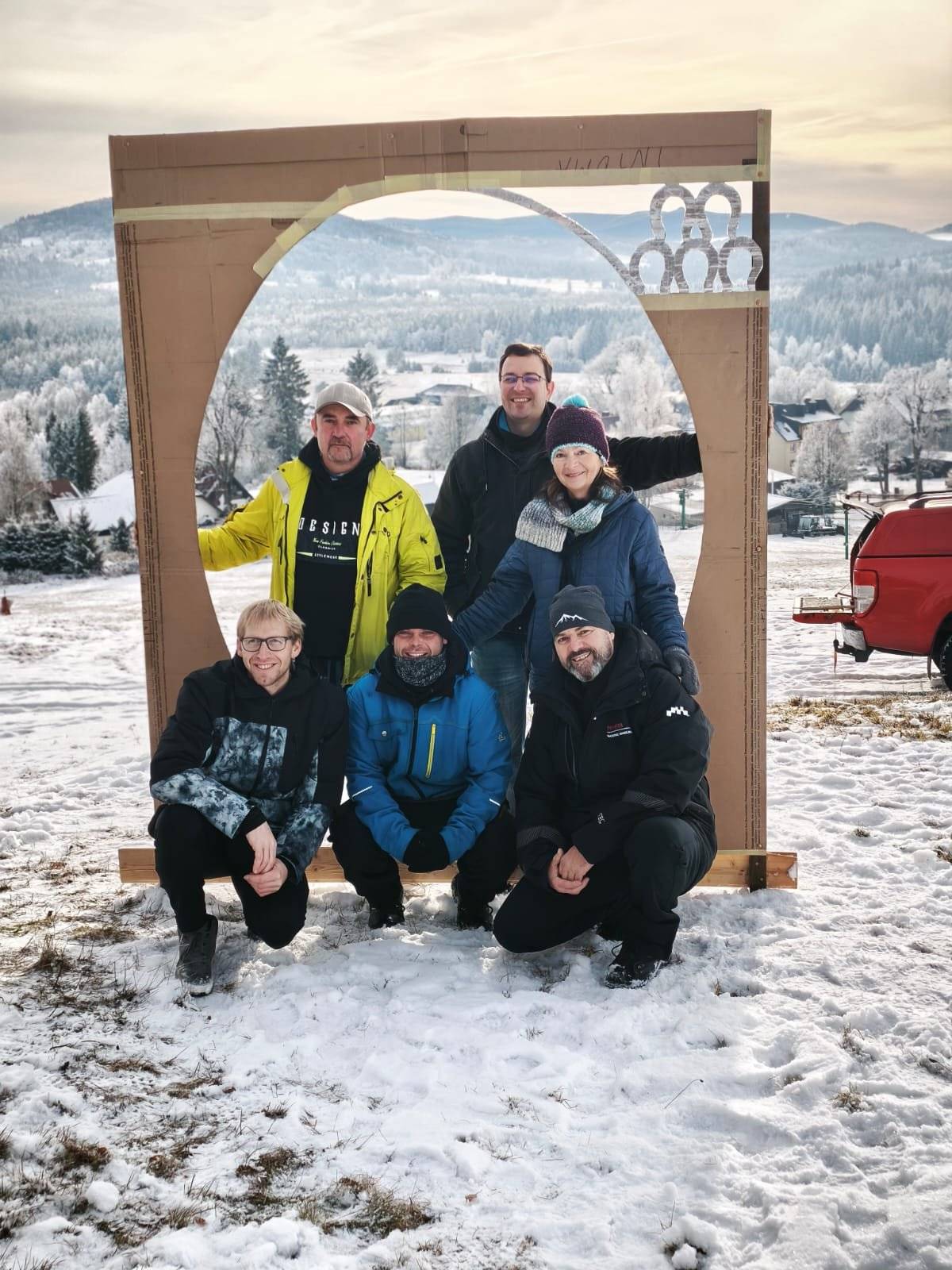 V sobotu 6.12.2025 se zastupitelé s paní starostkou sešli na Kamenném vrchu ve Strážným (vlek Kaplička). Zde proběhla ukázka návrhu fotopointu a konzultace k jeho finální podobě a umístění s řezbářem panem Ing. Tomášem Indrou. Těsíme se na výsledek.