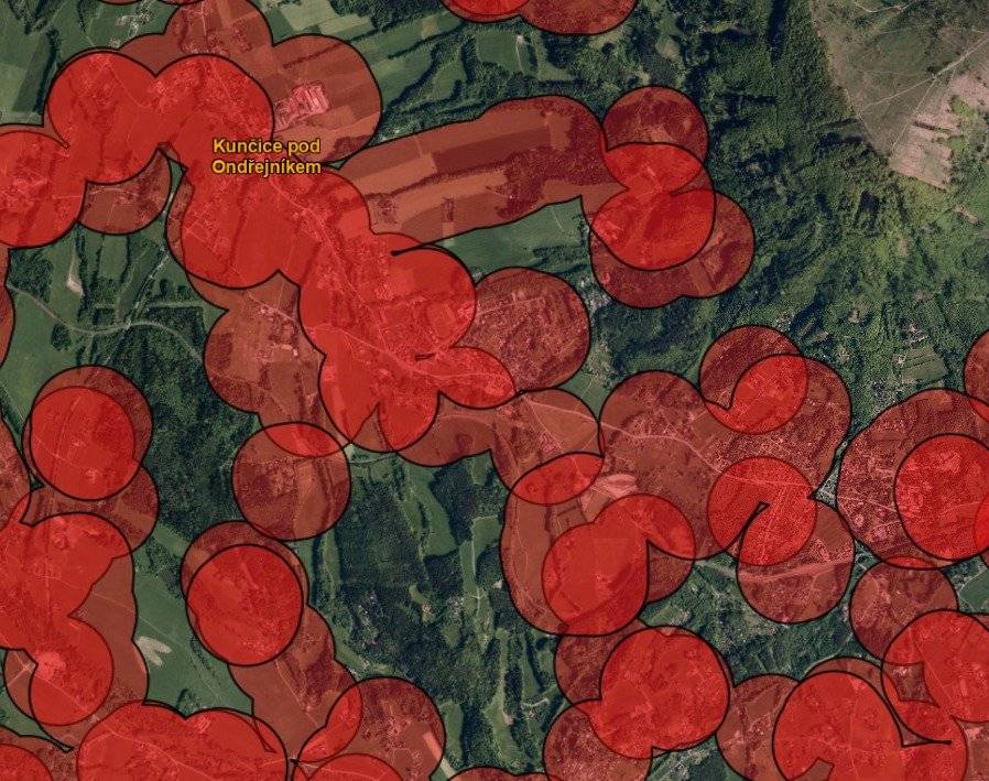 Od 1. 12. 2025 platí v celé ČR nová zákonná omezení používání zábavní pyrotechniky, zejména v ochranných pásmech kolem citlivých objektů a chovů zvířat. V těchto pásmech je povolena pouze tichá pyrotechnika kategorie F1 (např. prskavky).    Co je nově zakázáno ze zákona: Podle § 35b zákona je zakázáno používat pyrotechnické výrobky (vše kromě kategorie F1) a pořádat ohňostroje ve vzdálenosti do 250 metrů od: nemocnic a zařízení s lůžkovou péčí, domovů seniorů a dalších sociálních služeb, útulků, záchranných stanic, záchranných center a zoologických zahrad, hospodářských objektů určených k chovu evidovaných zvířat. V národních parcích platí úplný zákaz zábavní pyrotechniky podle zákona o ochraně přírody a krajiny.     Přehled zákazů v mapě:   Mapa omezení používání pyrotechniky v ČR: https://ohnostroje.pozemkov.cz   Podklady k evidenci chovů:   Ústřední evidence hospodářství (MZe / ČMSCH): https://www.cmsch.cz   Státní veterinární správa: https://www.svscr.cz     Žádáme občany, aby se před použitím pyrotechniky vždy ověřili, zda se nenacházejí v zakázaném pásmu.  Děkujeme za ohleduplnost.