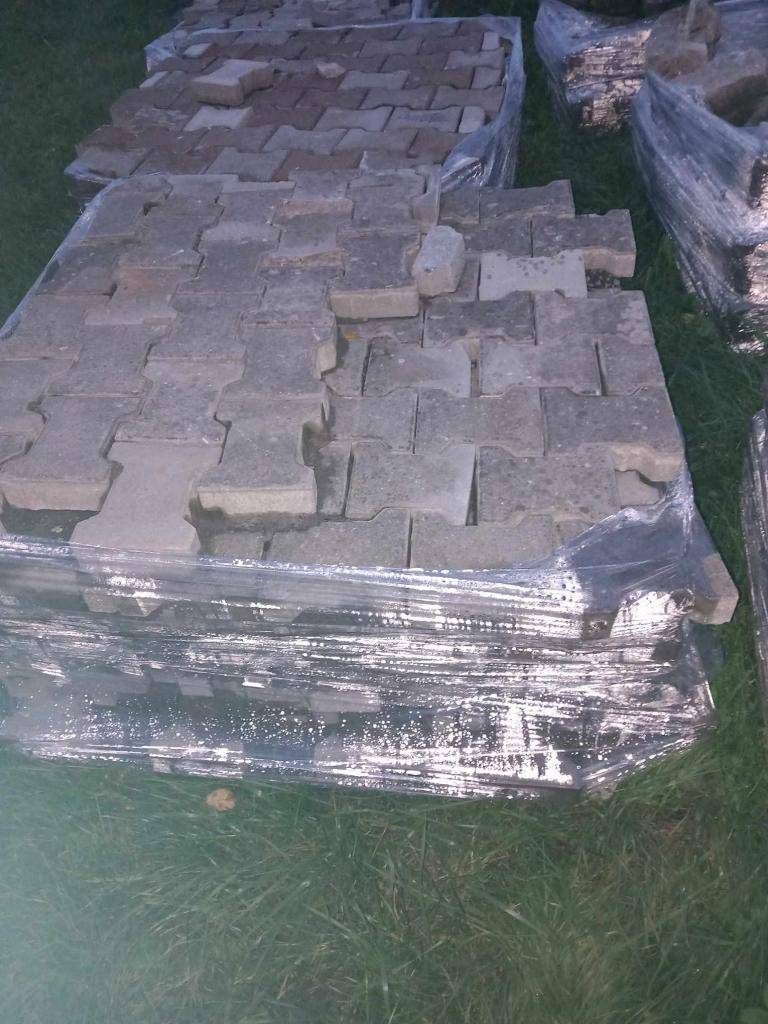 Na obecním úřadě je možné koupit použitou zámkovou dlažbu, výška 6 cm   za cenu 200,- m2.