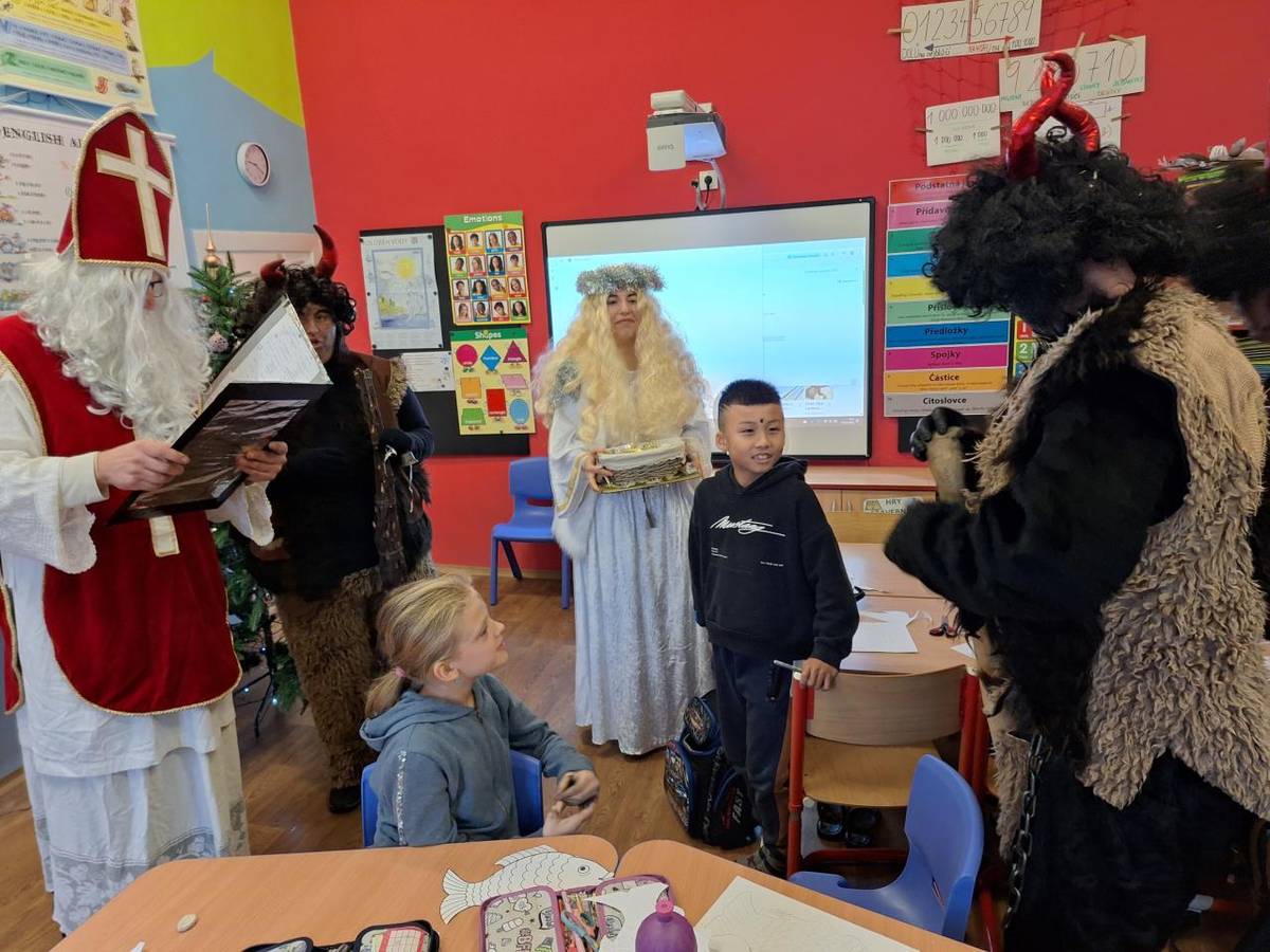 Návštěva, která přichází jen jeden den v roce. Tím dnem je 5. prosinec a Mikuláš se svojí družinou přišel i k nám do školy. Někdo se trochu bál, ale nikdo neplakal, čerti byli hodní a hodně vtipní, i když vypadali strašlivě.