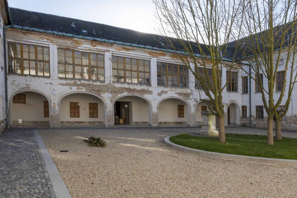 Kdo si vzpomíná na doby, kdy byla každá sobota pracovní, už není nejmladší. Kdy i školáci byli u vytržení, že sobota je parádním dnem, protože vyučování končilo před dvanáctou. Volno celé odpoledne a ještě k tomu celou neděli.