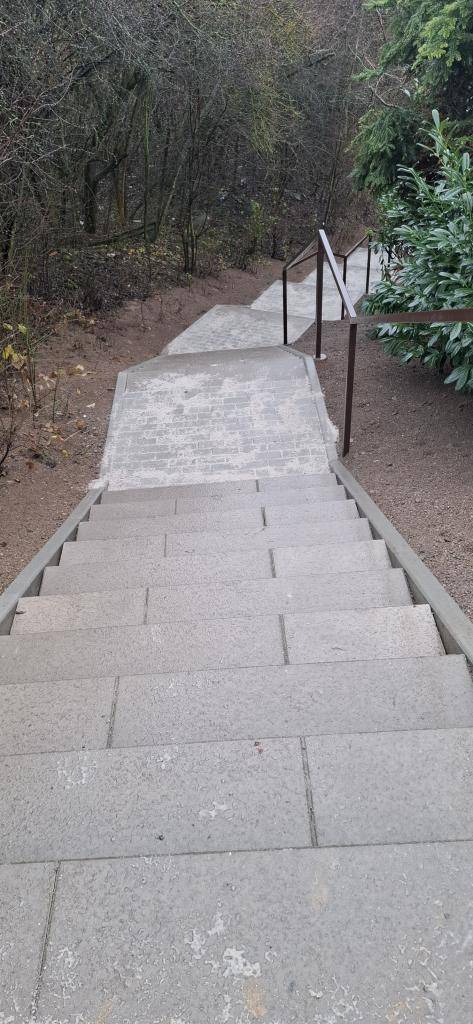 Vážení spoluobčané,   s radostí oznamujeme, že dnes přebíráme opravené schodiště na Račana. Po 25 letech se tato důležitá část naší obce dočkala dlouho očekávané rekonstrukce. Děkujeme všem za trpělivost a věříme, že nové schody přispějí k pohodlnějšímu a bezpečnějšímu pohybu obyvatel.