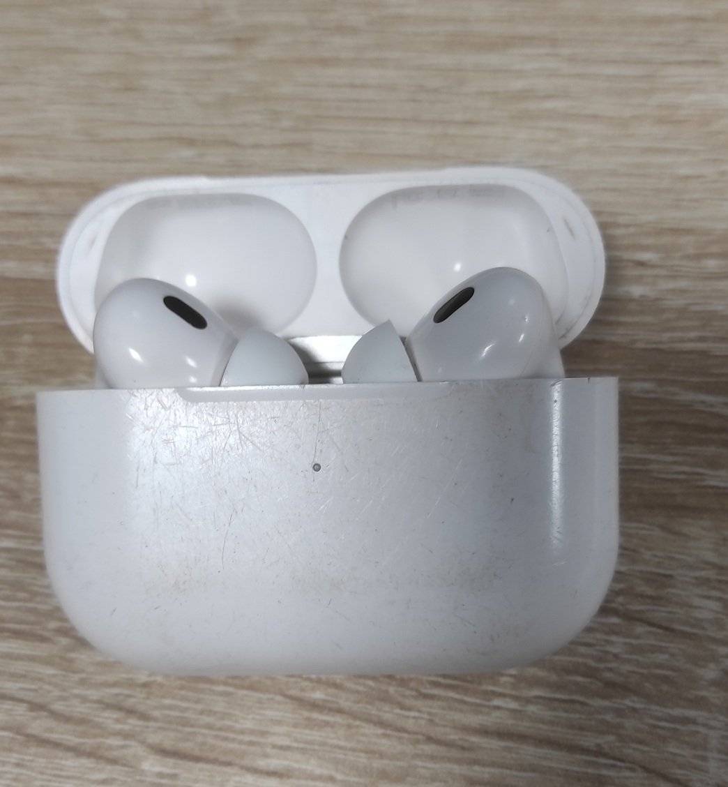 Včera byla na autobusové zastávce v Hronově, Čapkově ulici nalezena bezdrátová sluchátka Apple. Majitel si je může vyzvednout na sekretariátu ve 3. NP budovy radnice.