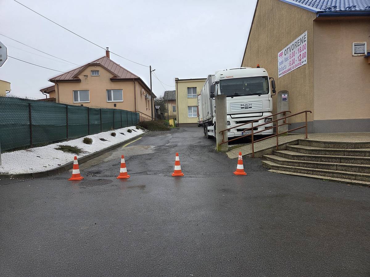 Upozorňujeme verejnosť, že 7.12.2025 nebude možné parkovať pri Dome kultúry Nižný Hrušov z dôvodu umiestnenia detských atrakcií a stánkov s občerstvením.  Vozidlá môžete odparkovať v bočných uliciach v centre obce, na parkovisku pri budove OcÚ a na parkovisku oproti Hostincu.  Ďakujeme za pochopenie.