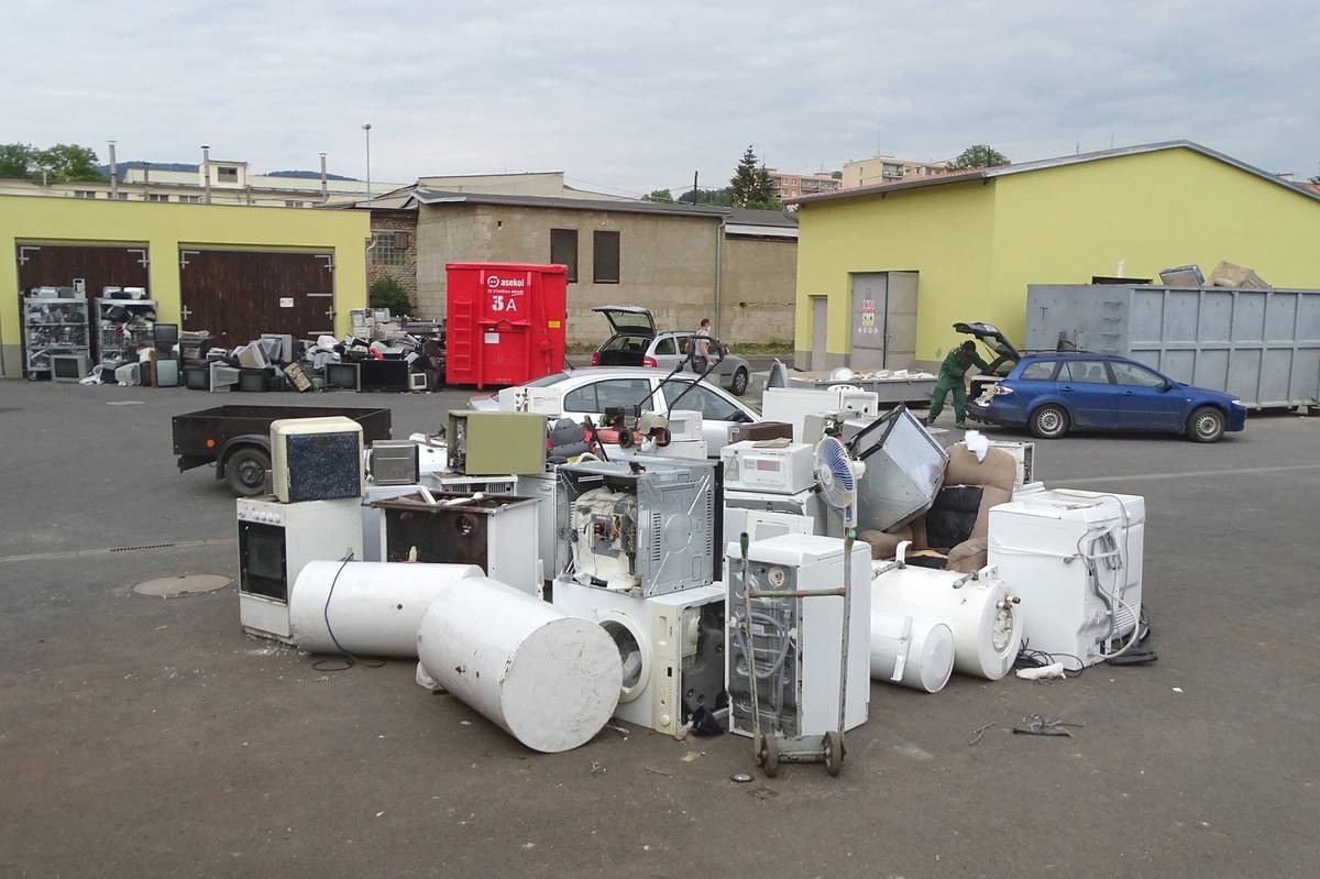 Informujeme občany města, že od 22. do 26. prosince bude sběrné místo v Nerudově ulici zavřeno. V sobotu 27. prosince a poslední týden v roce 2025 bude otevřeno dle běžné provozní doby. Od listopadu přešlo sběrné místo na tzv. zimní provozní dobu. Otevřeno je nyní až do konce března od pondělí do pátku od 7 do 16 hodin a v sobotu od 8 do 14.30 hodin. V neděli a o státních svátcích je zavřeno. Provoz sběrného místa o svátcích: Pondělí 22. - pátek 26. prosince: zavřeno Sobota 27. prosince: 8 - 14.30 hodin Neděle 28. prosince: zavřeno Pondělí 29. prosince - středa 31. prosince: 7 - 16 hodin Čtvrtek 1. ledna: zavřeno Pátek 2. ledna: 7 - 16 hodin Sobota 3. ledna: 8 - 14.30 hodi