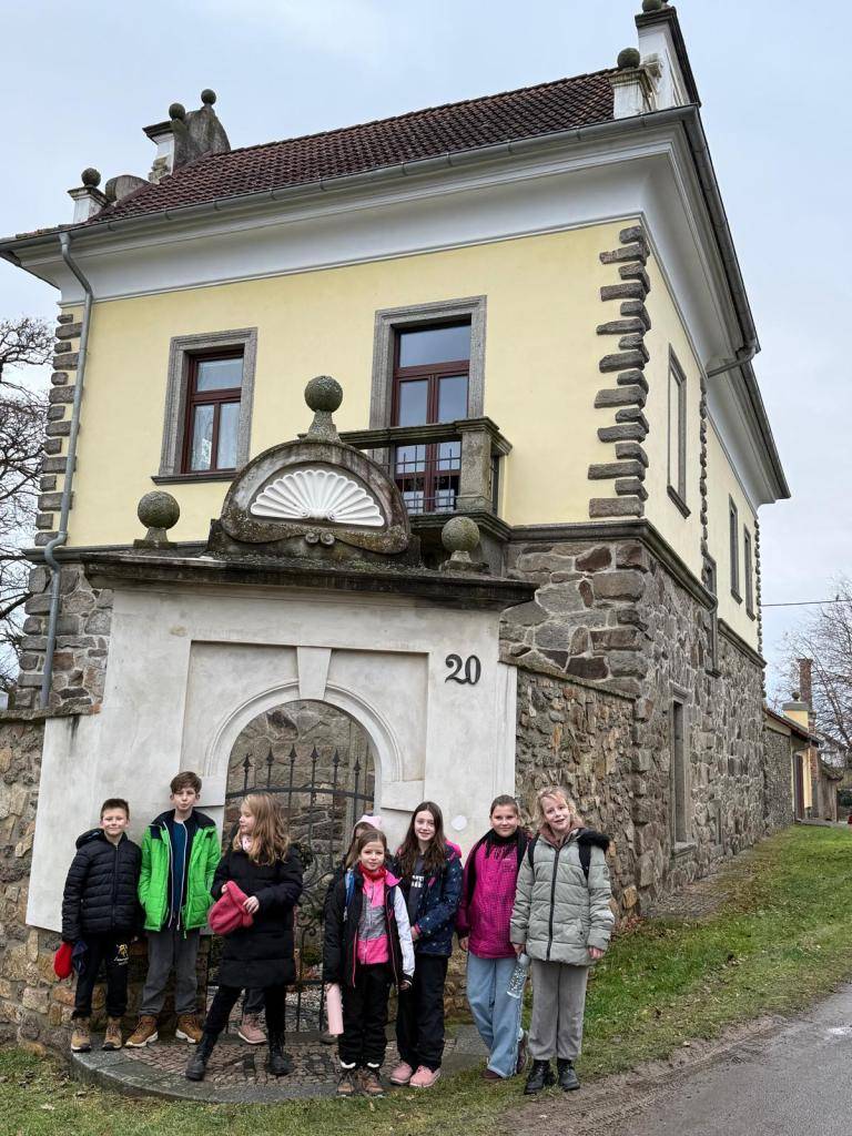 8.12. jsme opět uskutečnili vycházku našeho turistického  kroužku. Vzhledem k chladnějšímu počasí jsme zvolili větší okruh i rychlejší tempo. Vyrazili jsme směr Bolechovice přes les do Dolců a přes Hulín zpět  do Jesenice. Těšíme se na příště.