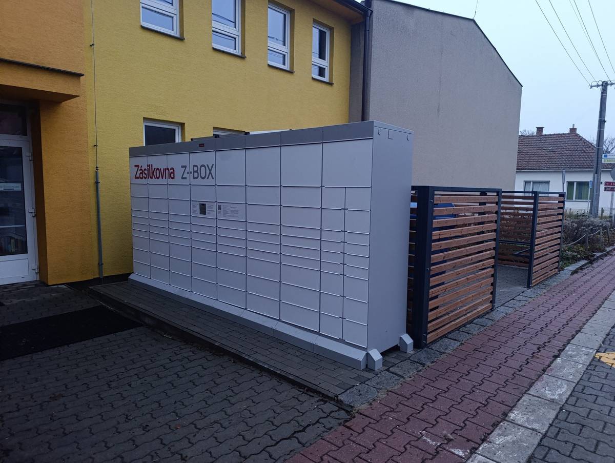Vážení občané, rádi bychom vás informovali, že byla rozšířena služba v naší obci. Ode dnešního dne můžete využít pro doručení a odeslání zásilek samoobslužený box Zásilkovny Z-Box, který byl umístěn Na ulici U Kaple u vstupu do tělocvičny. Věříme, že vám tato služba přinese více pohodlí a ušetřeného času. ÚMČ Brno-Kníničky