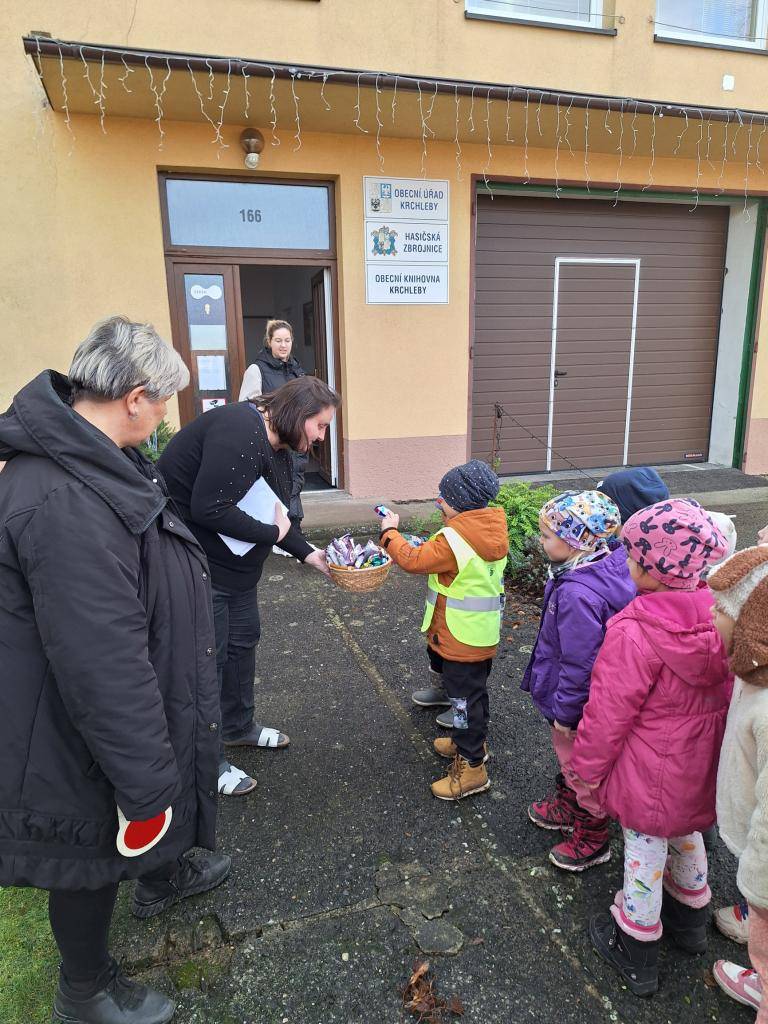 Už je pro nás tradicí přát šťastné a veselé přátelům a podporovatelům naší školy. Obecní úřad v Krchlebech je v seznamu vánočních přání na prvním místě, to je jasné! Paní hospodářka nás vždy mile přivítá a odmění něčím dobrým na zub.