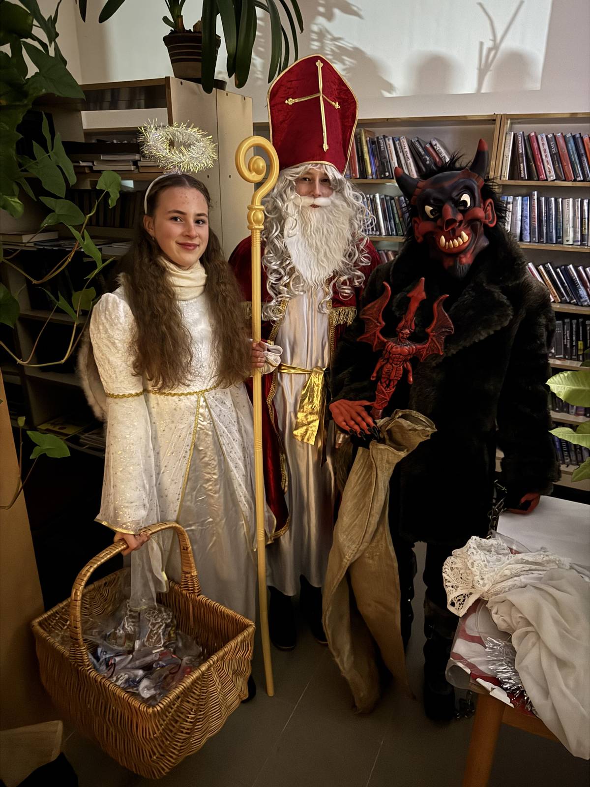 🕯️🕯️Pojďme se poohlédnout za zahájením adventu z minulého týdne ze Hřivna a Chotětova. Děkujeme všem, kteří se akcí zúčastnili, dobrovolnicky vypomohli a také Základní škole za krásné vystoupení žáků 🎶.  Věříme, že se Vám akce líbily a všichni odcházeli domu spokojeni 🎄.