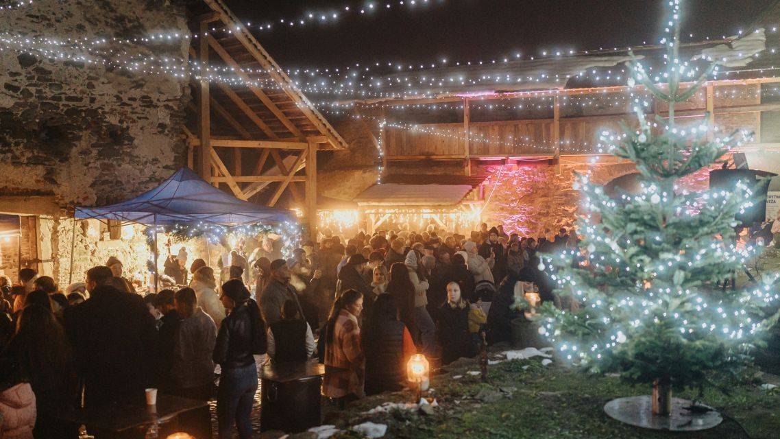 Predvianočný čas v Markušovciach už tradične patrí stretnutiam, ktoré spájajú komunitu a prinášajú do obce pokojnú adventnú atmosféru. Jedným z najkrajších je Adventný večer na hrade, ktorý sa tento rok uskutočnil v sobotu 6. decembra od 16.00 hod. v jedinečnom prostredí markušovského hradu.