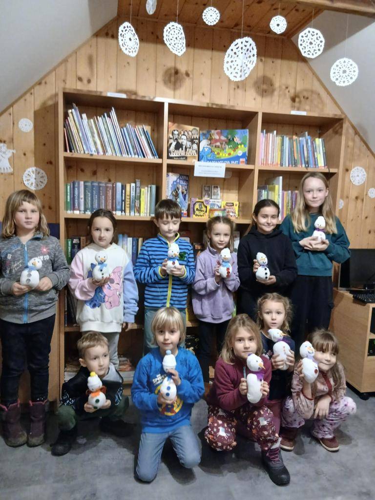 V úterý 2. 12. 2025 jsme v knihovně uspořádali akci "Vánoční tvoření pro děti". Děti si vyrobily každé svého sněhuláčka.