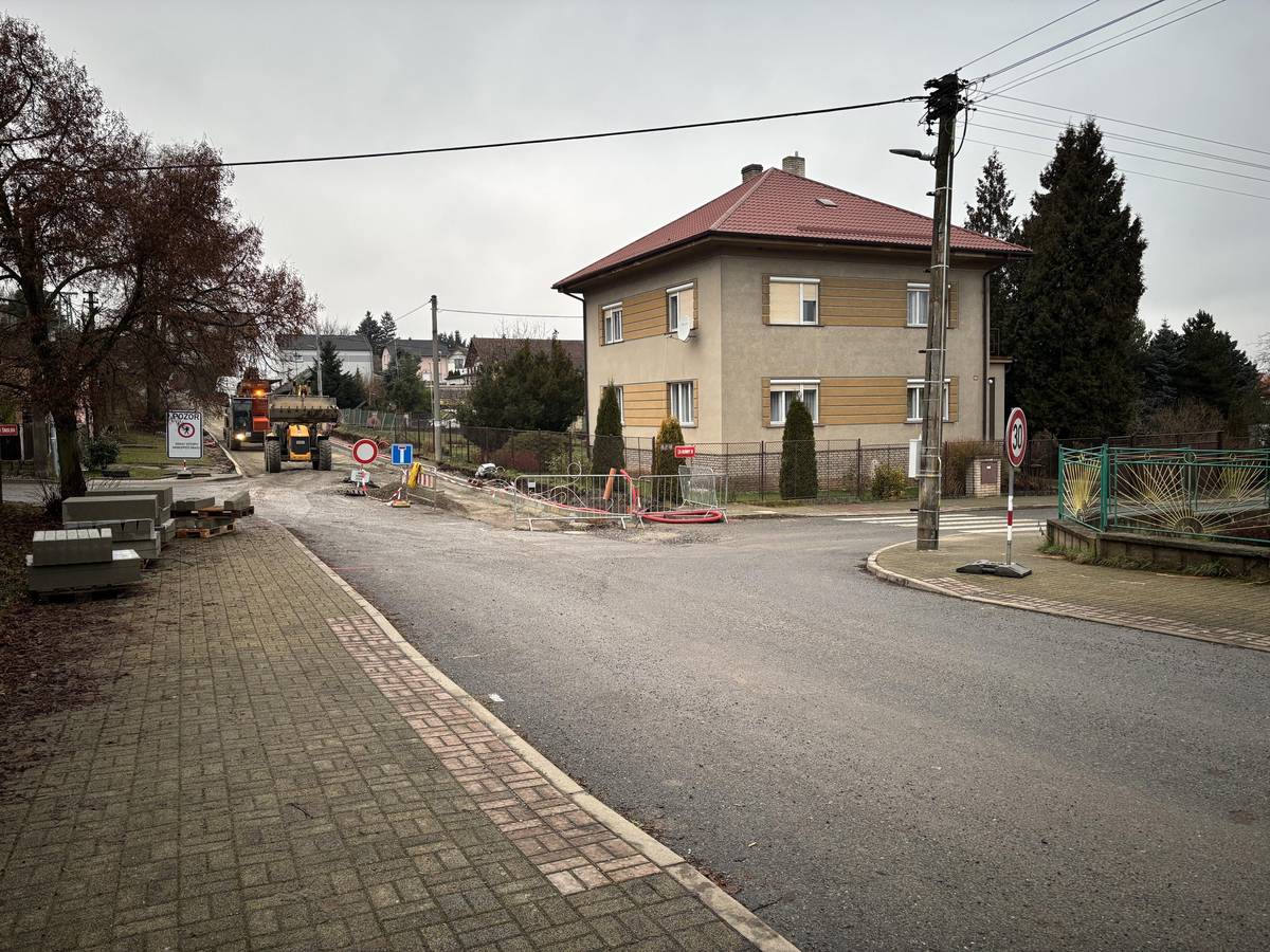 Rádi bychom upozornili občany z ulice Pod školou, že v době od 8. do 16. 12. 2025 bude probíhat odbagrování a následná rekonstrukce křižovatky ulic Školní x Za Humny III x Pod Školou. Z tohoto důvodu nebude možné vjíždět do ulice Pod Školou. Své vozy můžete parkovat na místech, kde jste obvykle parkovali v době rekonstrukce Vaší ulice. Také bychom Vás rádi požádali o umístění vašich popelnic na komunální odpad do ulice Školní, při svozu dne 8.12.2025. V případě nezbytné potřeby vjezdu na svůj pozemek se, prosím, obracejte přímo na pracovníky stavby. Děkujeme za pochopení.