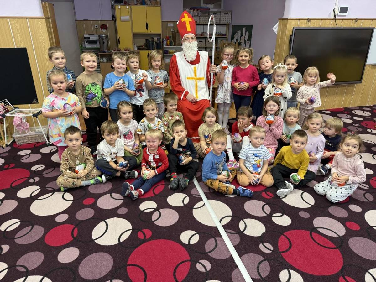 Už od rána děti netrpělivě vyhlížely, kdy se otevřou dveře a do školky vstoupí Mikuláš a snad bez čerta.