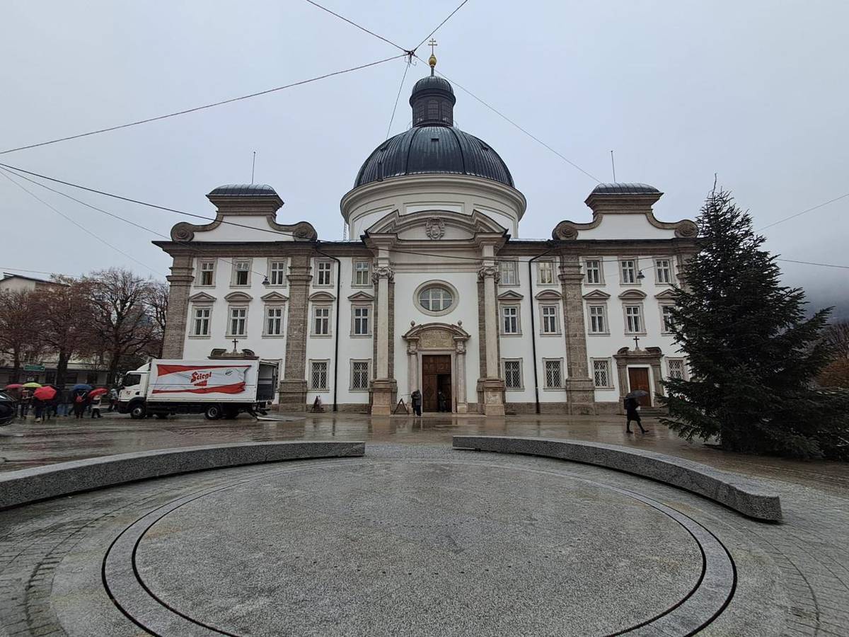 Dne 25. listopadu 2025 se žáci osmé a deváté třídy vydali na poznávací zájezd do Salzburgu. I když nás po většinu dne provázelo deštivé počasí, náladu nám to nezkazilo díky zkušené průvodkyni, která nás provedla historickým centrem města.