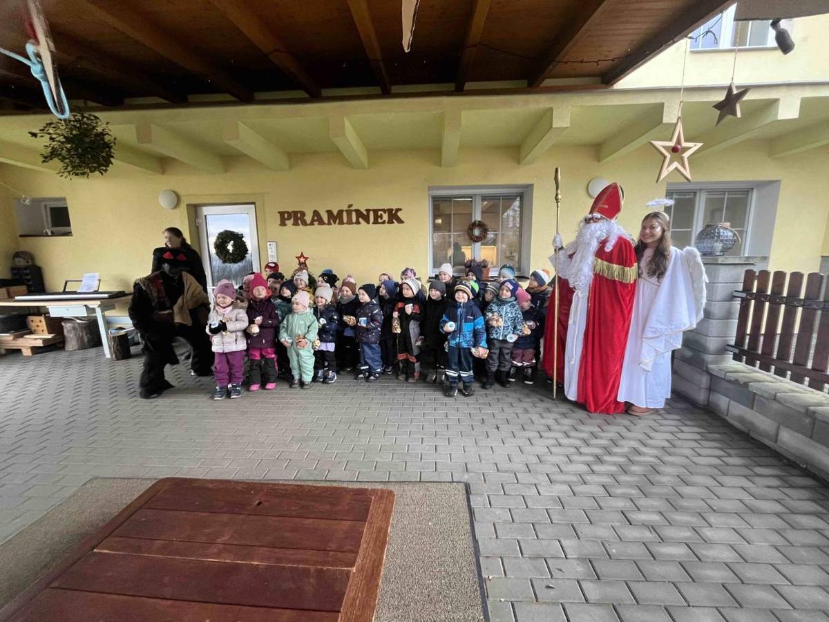 Tak i  k nám Mikuláš dorazil s košíkem plným překvapením. A jelikož máme v naší třídě samé hodné děti, mohl rozdávat a čertíka ani nepotřeboval. Děti Mikulášovi také zazpívali a zarecitovali báseň a všem se vystoupení líbilo a všechny děti byly odměněny mikulášskou nadílkou!
