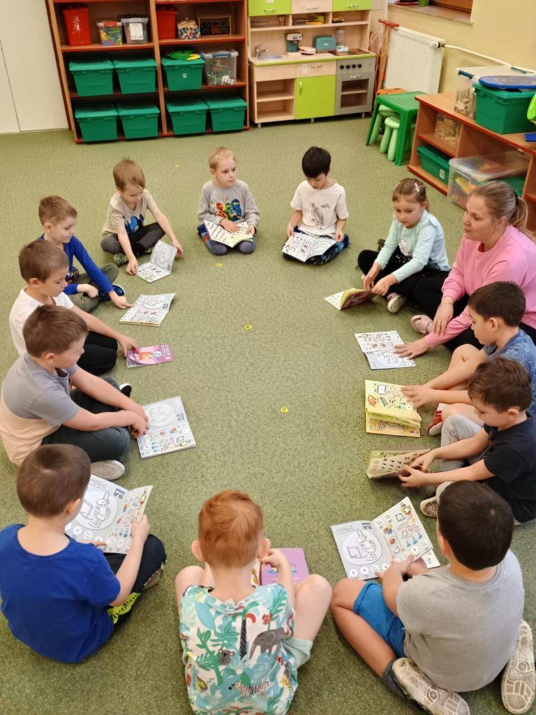 Včeličky si hrály s čertíkem.