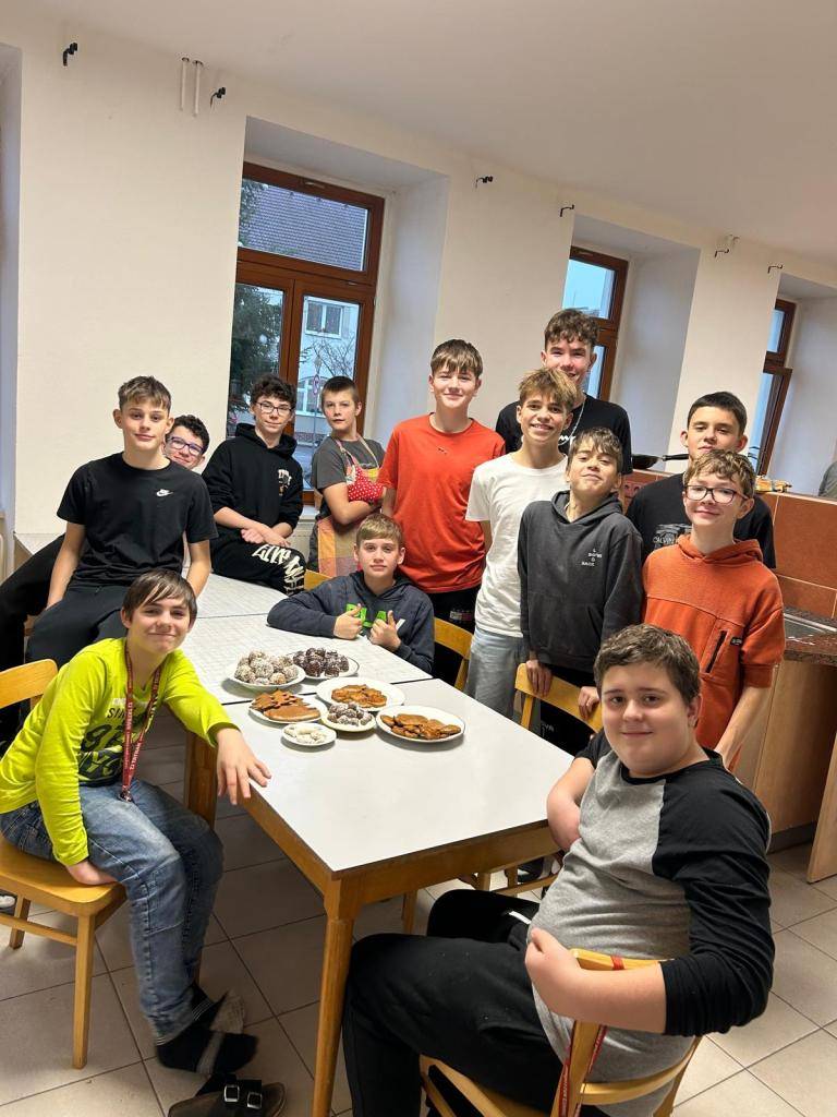 V rámci pracovních činností se naši chlapci ze 7. třídy zapojili do vánočního pečení, kdy připravili pět různých druhů cukroví. Tato akce přinesla nejen chuťové zážitky, ale i radost z tvoření a spolupráce.