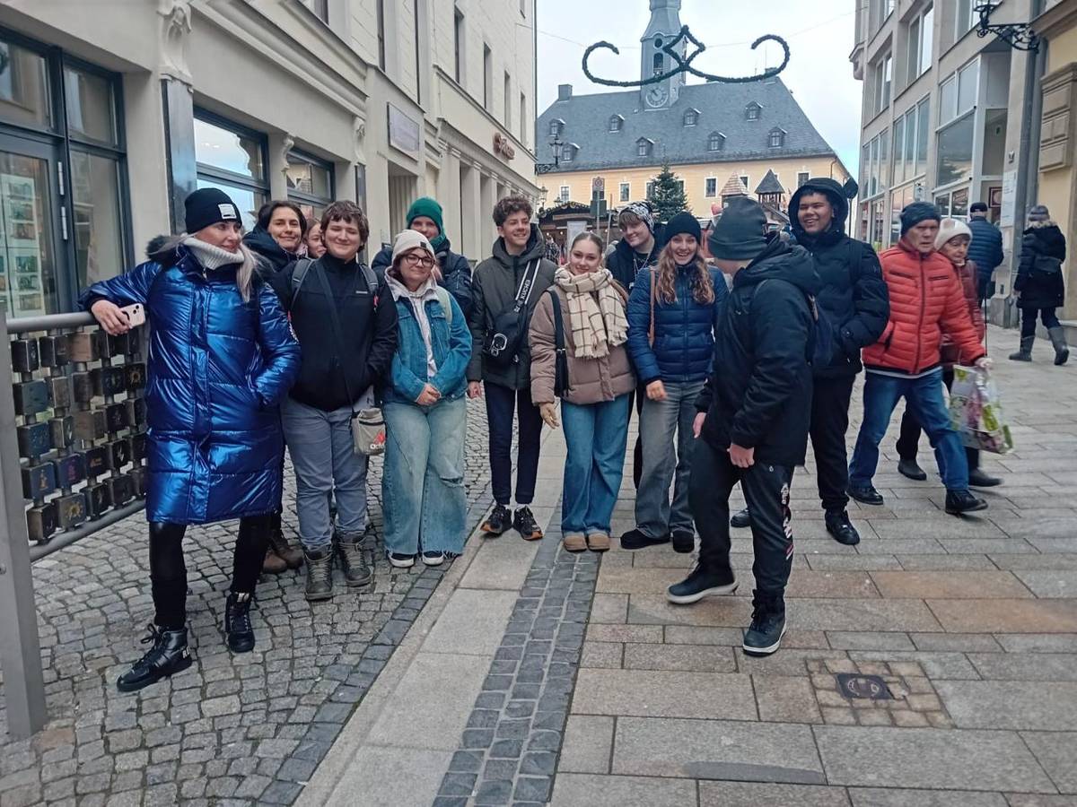 Dne 4. prosince se 9.B vydala na výlet do německého Annabergu. Už cesta byla zážitkem – čekala nás vyhlídková jízda přes zasněžený hřeben Krušných hor, která umocnila zimní atmosféru celého dne.