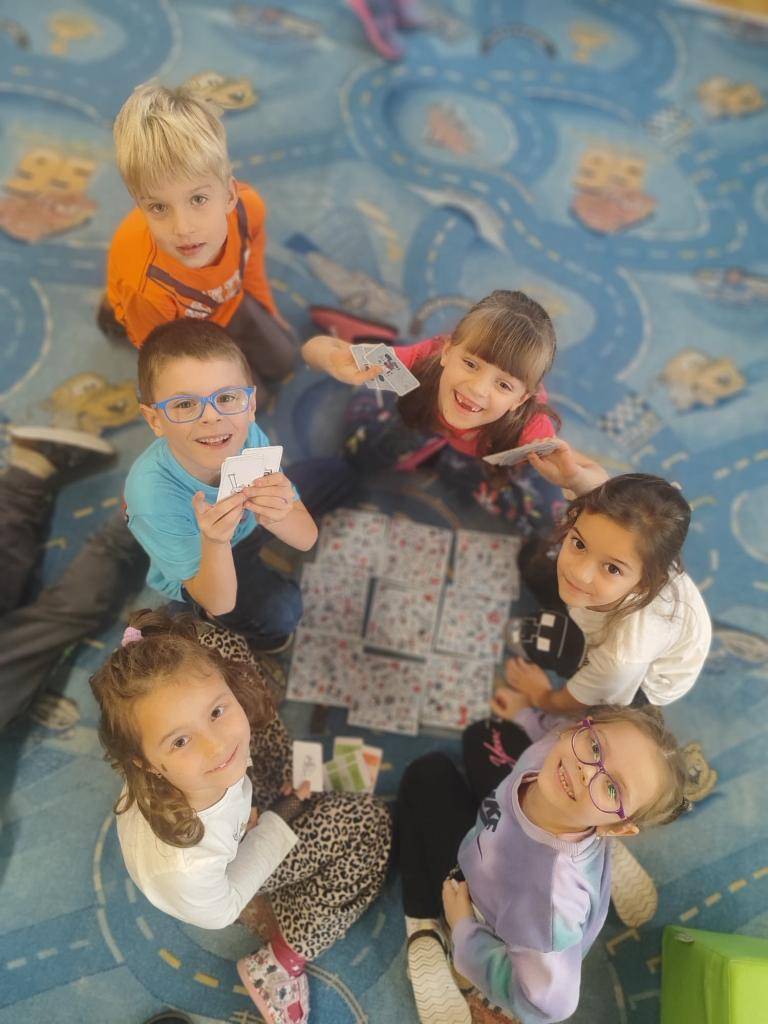 Minulý týden proběhl ve školní družině tematický týden zaměřený na společenské hry. V jednotlivých odděleních se děti seznamovaly s různými deskovými, logickými i karetními hrami, které jsou mezi jejich spolužáky oblíbené.