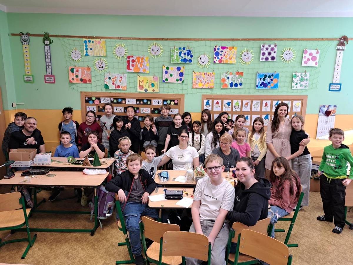 V pondělí 1. prosince proběhly na ZŠ Na Podlesí tradiční Adventní dílničky. Celou školou se nesla vůně čerstvě upečeného cukroví, zněly koledy a panovala příjemná, tvořivá atmosféra, která k adventnímu času neodmyslitelně patří.