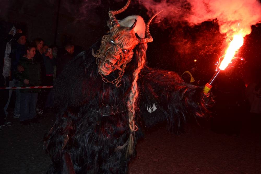 Na Husově náměstí se otevře peklo! Obrovské děsivé masky, rachot řetězů a světelná show. Krampus čerti přináší skvělou a děsivou podívanou, kterou si prostě nesmíte nechat ...