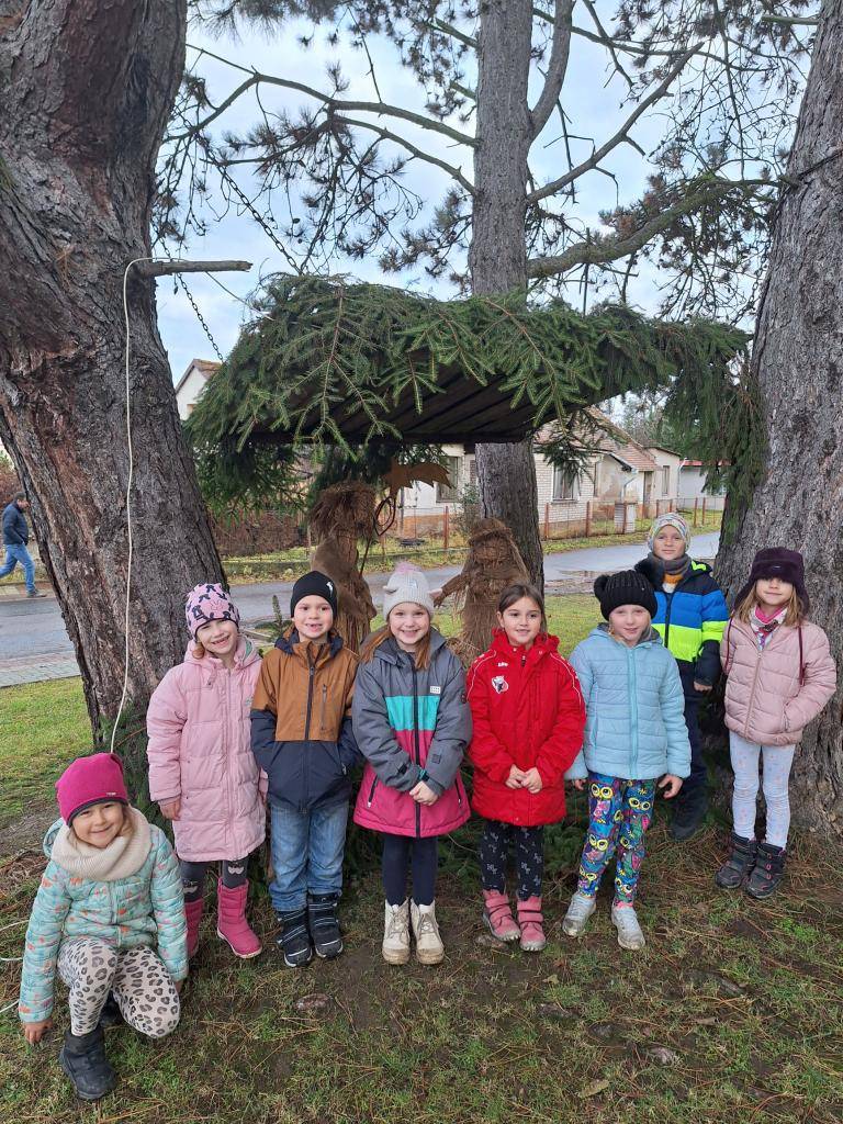 Už je pro nás tradicí přát šťastné a veselé přátelům a podporovatelům naší školy. Obecní úřad v Krchlebech je v seznamu vánočních přání na prvním místě, to je jasné! Paní hospodářka nás vždy mile přivítá a odmění něčím dobrým na zub.