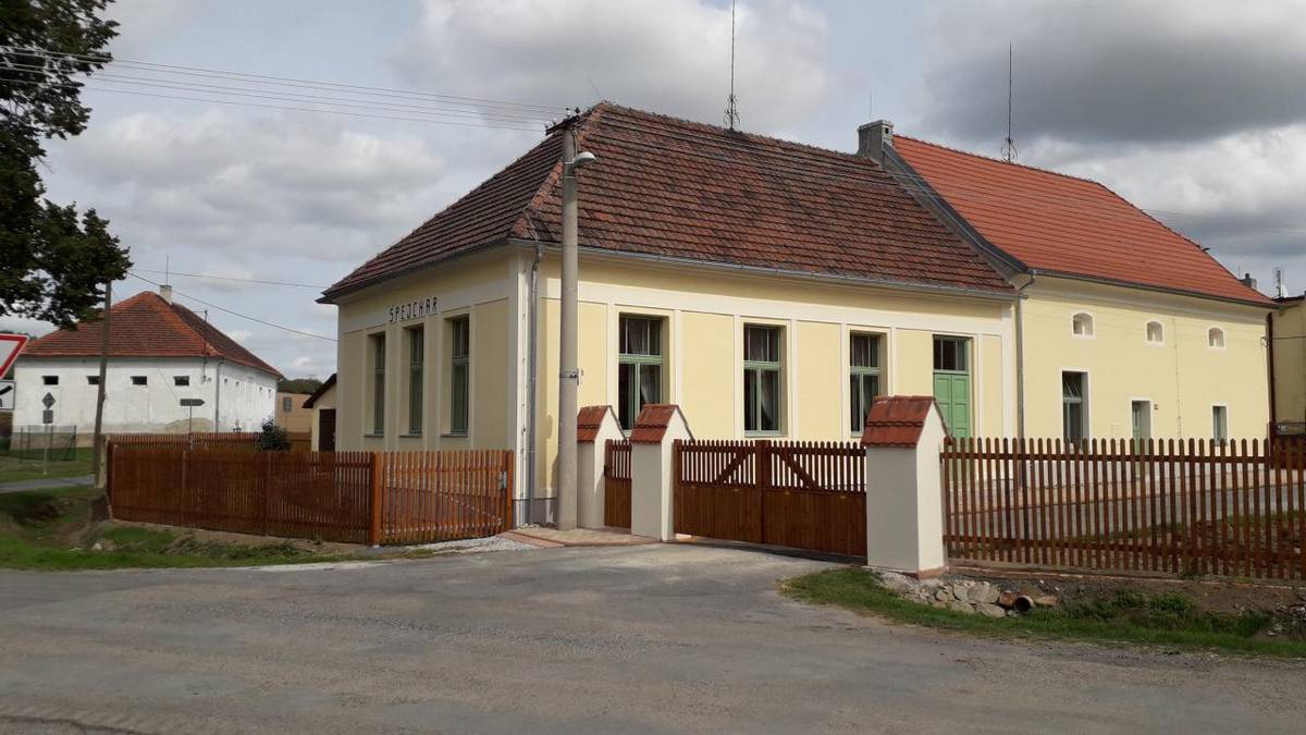 Veřejná zakázka malého rozsahu na stavební práce - průzkum trhu.  Název VZ: „Opravy interiéru Mysliveckého sálu a jeho zázemí ve Špejcharu čp. 29 ve Hlincích"