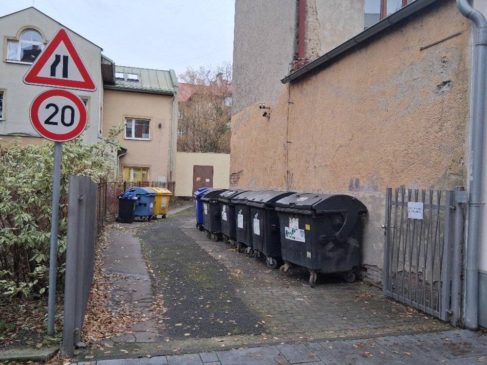 Vážení občané, upozorňujeme na dočasnou změnu umístění kontejnerů na tříděný a komunální odpad z ulice Štefánikovy. Z důvodu výstavby nové zpevněné plochy pro kontejnery byly nádoby dočasně přesunuty na nové stanoviště u Kina Central. Prosíme Vás, abyste v tomto období využívali pouze přemístěné kontejnery. Odpad neodkládejte na zem v původním ani novém místě. Děkujeme Vám za pochopení a spolupráci!