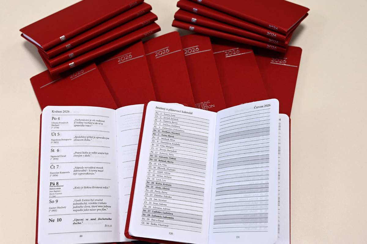 365 inspirací pro každý den roku 2026, pestrý soubor citátů, jmenný i plánovací kalendář, ale například i výtahy ze stoletého kalendáře, důležitá telefonní čísla či abecední seznam jmenin – to vše najdete v kapesním diáři na rok 2026.  Autorem diáře není nikdo jiný než vracovský rodák a čestný občan našeho města pan prof. František Mezihorák. Diář, jenž si zachovává svůj tradiční vzhled obálky a pro rok 2026 je laděn do červené barvy, je k dispozici zdarma v městské knihovně (pozor, v omezeném množství). I touto cestou bych chtěl panu profesorovi znovu poděkovat za jeho dlouholetou, zcela dobrovolnou a nezištnou snahu, s níž našim občanům diáře poskytuje.  Věřím, že Vám kapesní diář udělá radost a že si do něj budete v nadcházejícím roce zapisovat jen samé pozitivní události.  Petr Fridrich