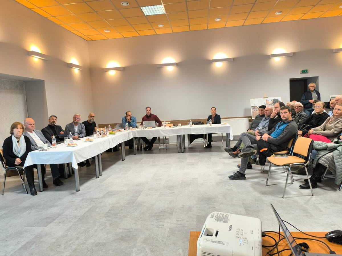 Veřejná prezentace protipovodňových opatření – děkujeme za účast!     Ve čtvrtek 4. prosince 2025 se v Kulturním domě v Branticích uskutečnilo veřejné setkání s Povodím Odry a projektanty. Občané měli možnost zhlédnout vizualizace plánovaných protipovodňových opatření, dozvědět se, jak budou vypadat hráze, jaký dopad budou mít na naši obec a jak se promění její celkový ráz. Nechyběly ani informace o časovém harmonogramu a prostor pro diskuzi a dotazy.     Povodí Odry přislíbilo poskytnout prezentaci, která bude následně zveřejněna i pro občany, kteří se nemohli zúčastnit osobně.     Součástí akce byla také fotogalerie nejsilnějších záběrů z povodní 2024, které nám poskytli sami občané – všem dárcům fotografií děkujeme!     Návštěvníci si mohli odnést i brožurku Povodně 2024 jako vzpomínku na tuto událost, která naši obec silně zasáhla.     Děkujeme všem za účast