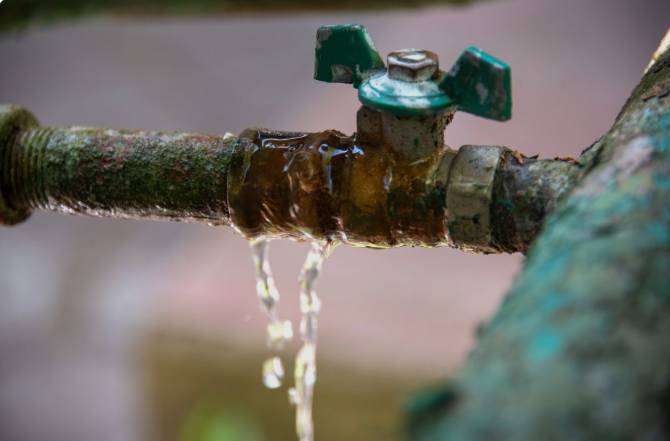 Během posledního týdne evidujeme malý únik vody z obecního vodovodu. Žádáme odběratele vody o kontrolu především venkovních rozvodů vody a venkovních kohoutů. Je možné, že vlivem mrazů došlo k prasknutí. V případě, že únik odhalíte, volejte starostce, tel: 731 180 135. Děkujeme