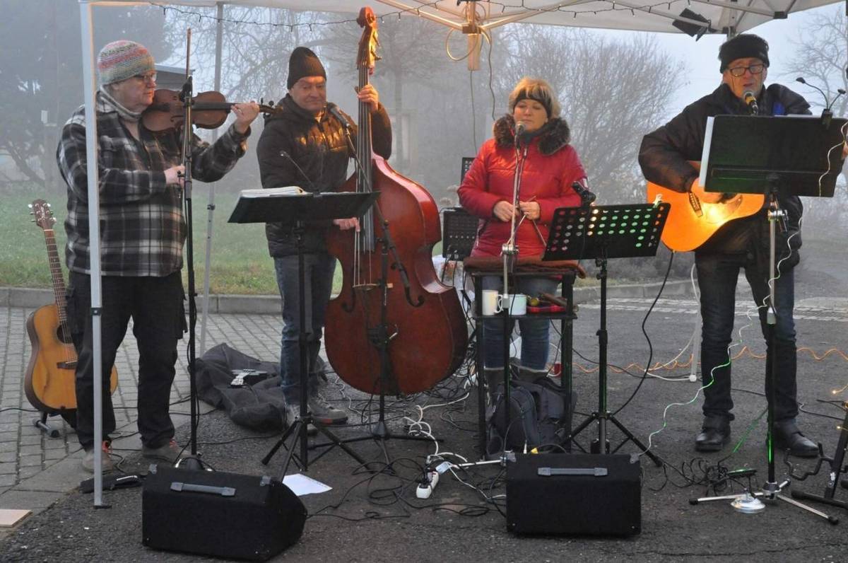 Fotky ze setkání u vánočního stromu 30. 11. 2025 naleznete na odkaze níže.     https://www.rajce.idnes.cz/hostisova/album/setkani-u-vanocniho-stromu-2025