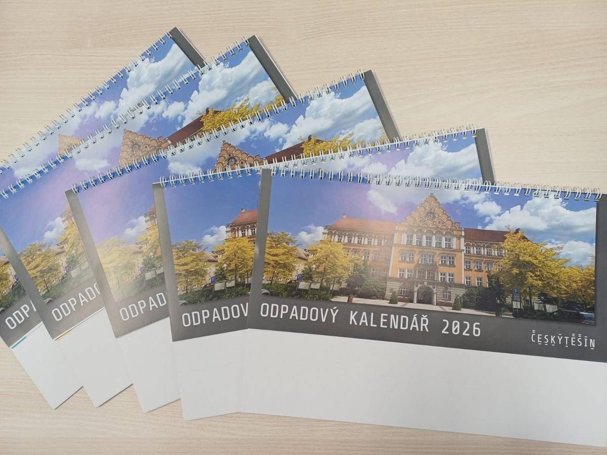 Máme pro vás skvělou zprávu! Od pondělí 8. prosince bude pro všechny občany města k dispozici nový, praktický stolní odpadový kalendář pro rok 2026 bezplatně k odběru!   Tento pomocník je neocenitelný zejména pro obyvatele rodinných domů, protože jim přehledně připomene termíny vývozu odpadu, ale nabídne i spoustu dalších užitečných informací.  Kalendář je připraven k bezplatnému vyzvednutí na několika místech ve městě: • Budova českotěšínské radnice - u paní Lenky Kročkové (kancelář č. 305b) • Detašované pracoviště na ul. Štefánikově - u referentek místních poplatků (č. dveří 106) • Pobočky Městské knihovny Český Těšín - v centru i v okrajových částech města • Turistické informační centrum naproti Avionu