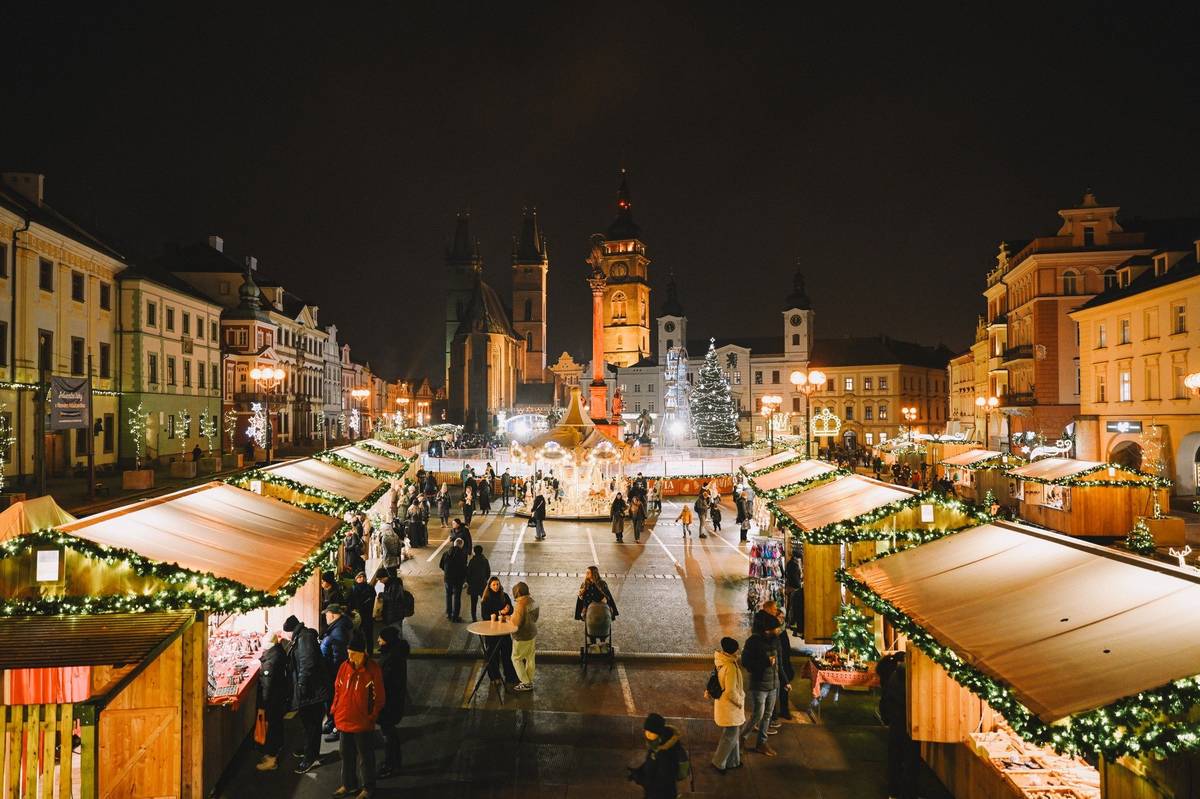 📍 Královské vánoční trhy jsou v plném proudu. Přijďte si proto vychutnat kouzelnou atmosféru vánoční vesničky a bohatý kulturní program. A jako bonus si můžete zdarma zabruslit na kluzišti kolem mariánského sloupu. ⭐️ Pondělí 8. prosince 16.00 Adventní talenty Hradce Králové 17.00 Daneťáček 19.15 Kolibříkův úlet 16.00–19.00 Výstava betlémů rodiny Sochorových | Radnice ⭐️ Úterý 9. prosince 16.00 Adventní talenty Hradce Králové 17.00 Komorní a pěvecký sbor UHK 19.15 Funny Fellows (SK) 16.00–19.00 Výstava betlémů rodiny Sochorových | Radnice ⭐️ Středa 10. prosince 15.00 Adventní talenty Hradce Králové 16.00 Vánoční zpívánky sólistů ZUŠ Střezina 18.00 Česko zpívá koledy s Deníkem 19.15 Country dohoda 16.00–19.00 Výstava betlémů rodiny Sochorových | Radnice ⭐️ Čtvrtek 11. prosince 15.00 White Fruit Honey • Den s Rock for People 17.00 MC Gey • Den s Rock for People 19.30 Vypsaná fiXa • Den s Rock for People 16.00–19.00 Výstava betlémů rodiny Sochorových | Radnice ⭐️ Pátek 12. prosince 16.00 Adventní talenty Hradce Králové 16.30 Ukázky kovářského řemesla 17.00 Vokobere 18.30 Ukázky kovářského řemesla 19.15 Petr Kocman & PK Band 16.00–19.00 Výstava betlémů rodiny Sochorových | Radnice ⭐️ Sobota 13. prosince 11.00 Vánoce za časů našich prababiček 13.00 Folklorní soubor Radisť & dětský sbor Veselka 14.00 Ukázky kovářského řemesla 15.00 S.T.O. – Střezinský taneční orchestr 17.00 Ladis s kapelou 18.00 Ukázky kovářského řemesla 19.15 David Deyl + DJ 10.00–19.00 Výstava betlémů rodiny Sochorových | Radnice ⭐️ Neděle 14. prosince 11.00 Vánoční dětská párty s Milanem Murdochem 13.00 Smíšený pěvecký sbor Jitro HK 15.00 Michaela es – Talent královéhradecké kultury 2024 17.00 Bonsai č. 3 19.15 Cop 10.00–19.00 Výstava betlémů rodiny Sochorových | Radnice 👉 Podrobnosti naleznete na www.vanocevhradci.cz