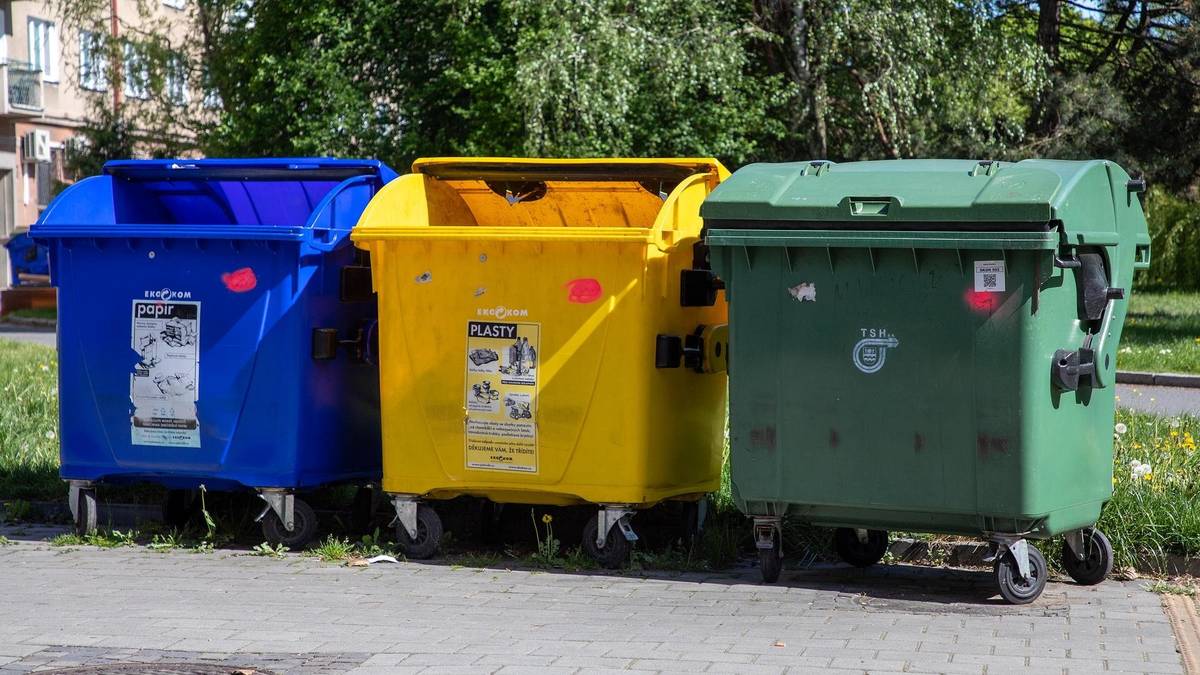 V roce 2026 pokračuje sběr separovaného skla (např. láhve od nápojů, skleněné nádoby, tabulové sklo), separovaného papíru (společně s papírem třídíme i obaly z materiálu tetrapack např. obaly od džusů, mléka apod.) a separovaných plastů (PET lahví), které třídíme do žlutých pytlů společně s drobnými kovy (např. plechovky od nápojů).  Vzhledem k tomu, že svoz bude prováděn od 6:00 hod., je vhodné igelitové pytle přistavit k nádobě na směsný odpad den předem.  Termíny svozu naleznete v příloze. https://havirov-city.cz/aktuality/harmonogram-svozu-separovaneho-odpadu-plasty-papir-sklo-rodinnych-domku-havirove-roce-2026