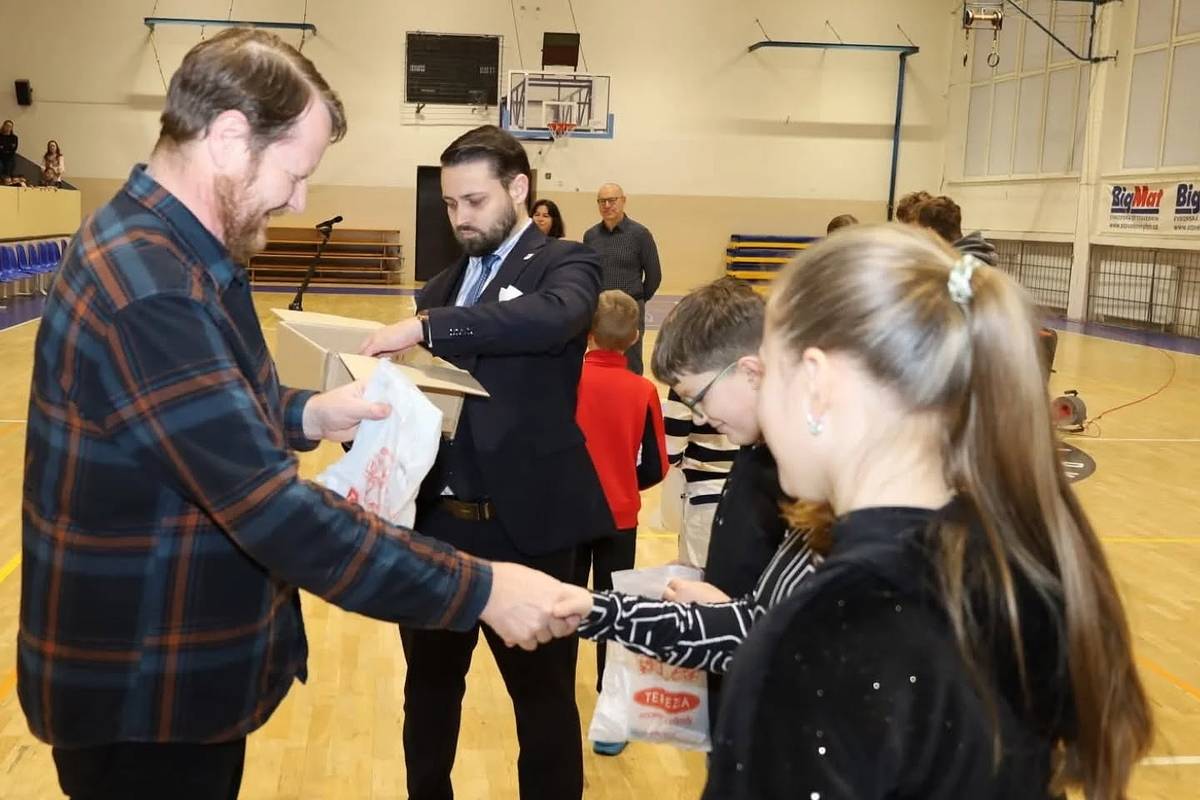 Velký úspěch sklidil pilotní projekt Participativního rozpočtu mládeže, který přichystalo Zdravé město Litoměřice. Na úvod se ho zúčastnily ZŠ U Stadionu a ZŠ Havlíčkova. V obou školách měl obrovský ohlas a zapojily se do něj stovky dětí.  Každá škola dostala k dispozici 30 000 korun. Z desítek návrhů pak školáci prostřednictvím hlasování určili ty nejúspěšnější. Na ZŠ U Stadionu se mohou děti těšit na nové barevné taburety do chodeb a pořízení stolního fotbálku. Na ZŠ Havlíčkova se pak do finanční částky vešly nové lavičky v areálu školy, zlepšení prostoru před jídelnou a také kamerového systému. Týmy, jejichž návrhy byly nejúspěšnější, obdržely drobné ceny a vítězové navíc poukázky do Městských kulturních zařízení. „Letos jsme si vše vyzkoušeli. Jelikož zájem mezi školáky byl obrovský, chceme s projektem příští rok oslovit další školy,“ sdělil politik Zdravého města Litoměřice Josef Douša. Info k fotografiím: První dvě jsou z předávání ocenění ze sportovní haly při ZŠ U Stadionu (foto: archiv Litoměřicko24), třetí je ze ZŠ Havíčkova, kde bylo vyhlášení vítězných návrhů součástí předvánočního jarmarku. {gallery}02025/particip_mladez/gallery}