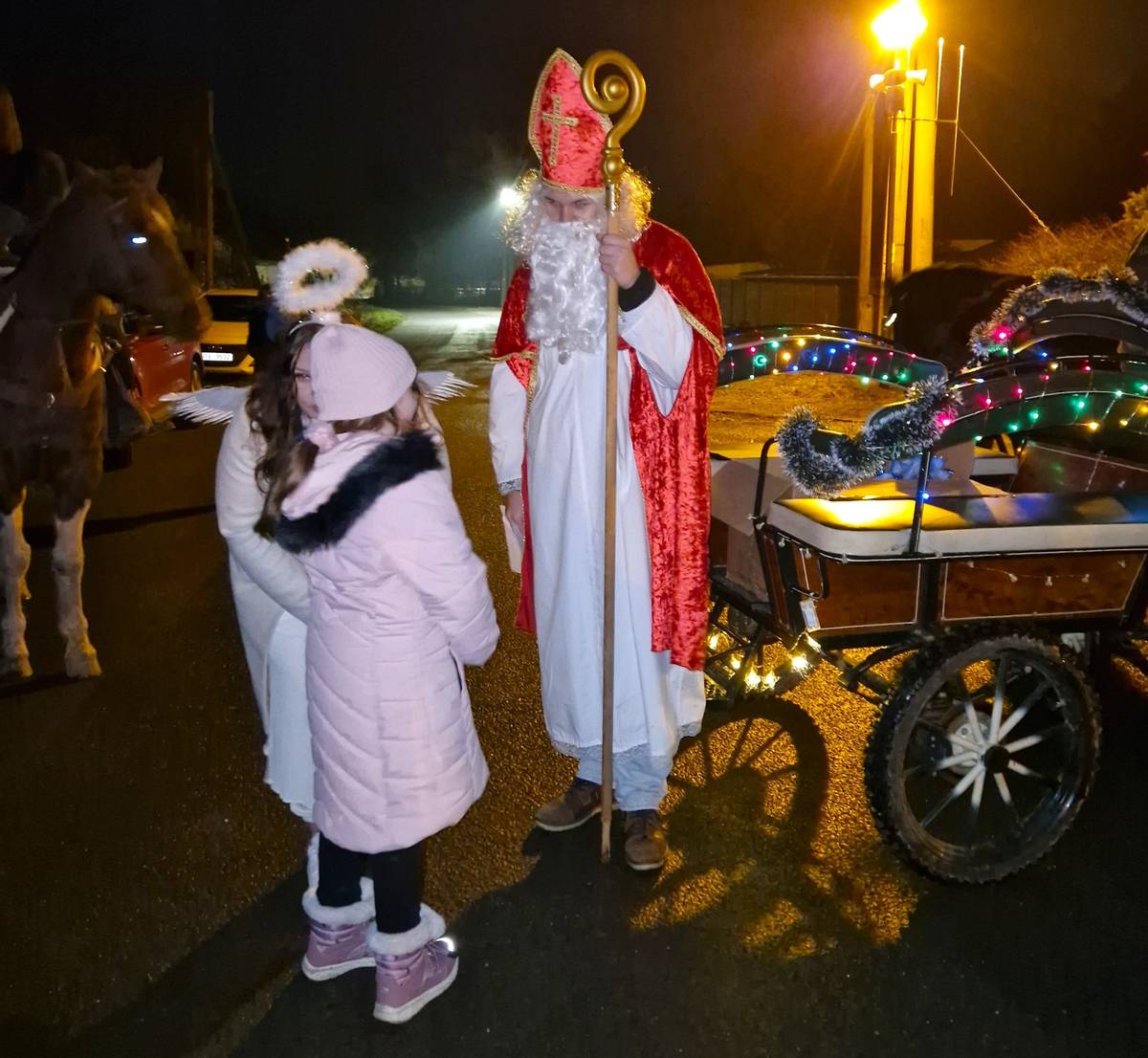 V pátek 5. prosince 2025 večer projel Jindřichovem již tradičně Mikuláš se svým spřežením. Doprovázel ho čert s andělem a kočár měli plně naložený mikulášskou nadílkou. Spřežení zastavilo na domluvených stanovištích, kde přišly děti, které bydlely poblíž.