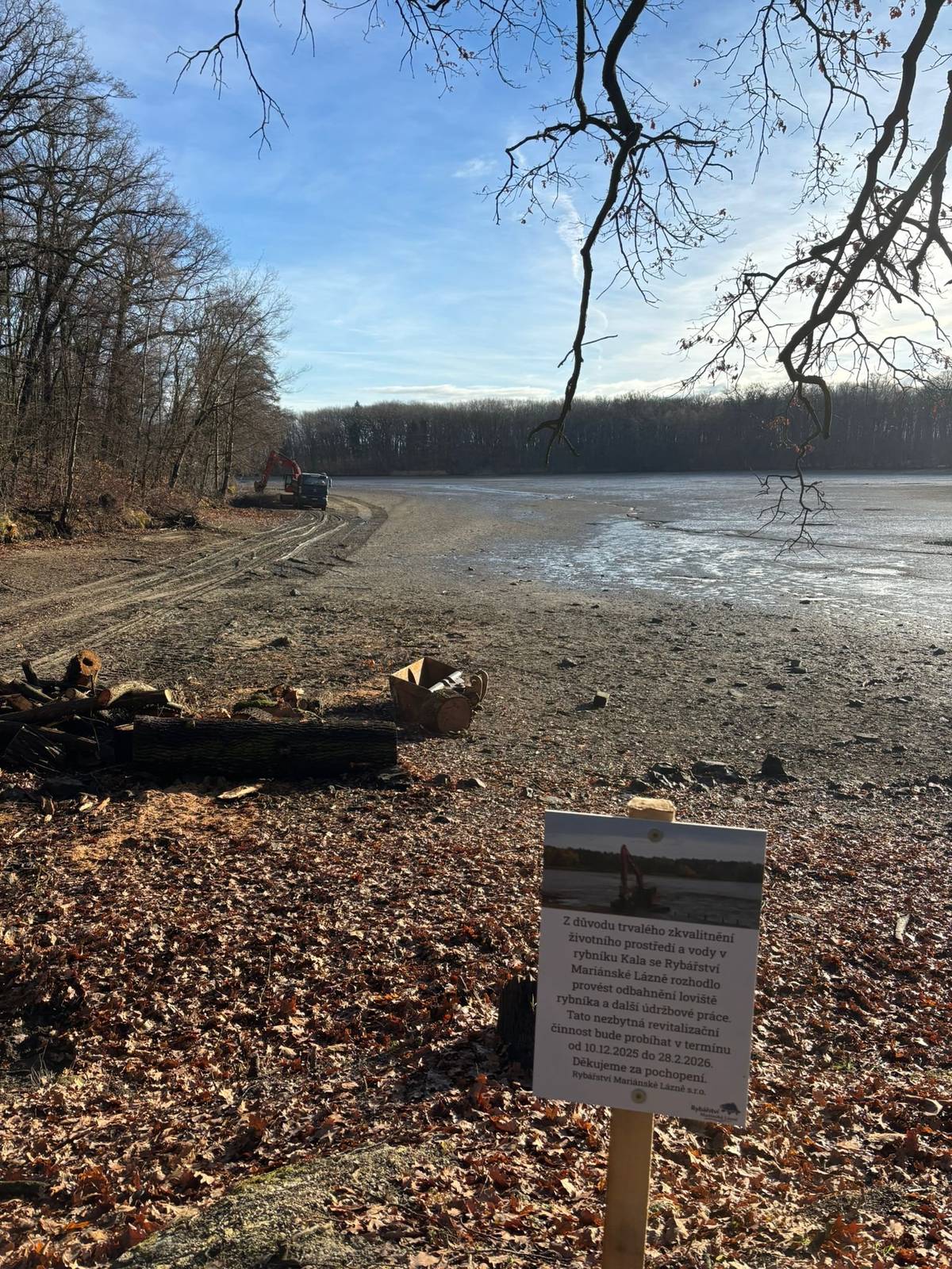 Na rybníku Kala dnes začaly přípravné práce na odbahnění loviště. První kroky umožní spustit hlavní část prací, které začnou 10. 12. 2025. Cílem je obnovit funkci loviště a zlepšit technický stav celé lokality, aby se s rybníkem dalo dlouhodobě lépe pracovat.   K řešení situace napomohla pracovní skupina vedená starostou, která se opakovaně setkávala se zástupci Rybářství Třeboň, jak bylo avizováno předsedou představenstva Ing. Josefem Malechou na zasedání zastupitelstva města dne 22.10.2025. Po několika jednáních se podařilo najít společný postup a sjednotit konkrétní kroky, díky nimž může odbahnění začít. Výsledkem je dohoda, která zajistí, že rybník bude možné v následujících letech lépe spravovat a udržovat v dobrém stavu.   Nepředpokládáme výraznější omezení pohybu osob po hlavních trasách v okolí rybníka. Toto se ale může dočasně měnit vlivem technologických postupů. Žádáme veřejnost, aby respektovala případná dočasná omezení nařízená vlastníkem vodního díla.