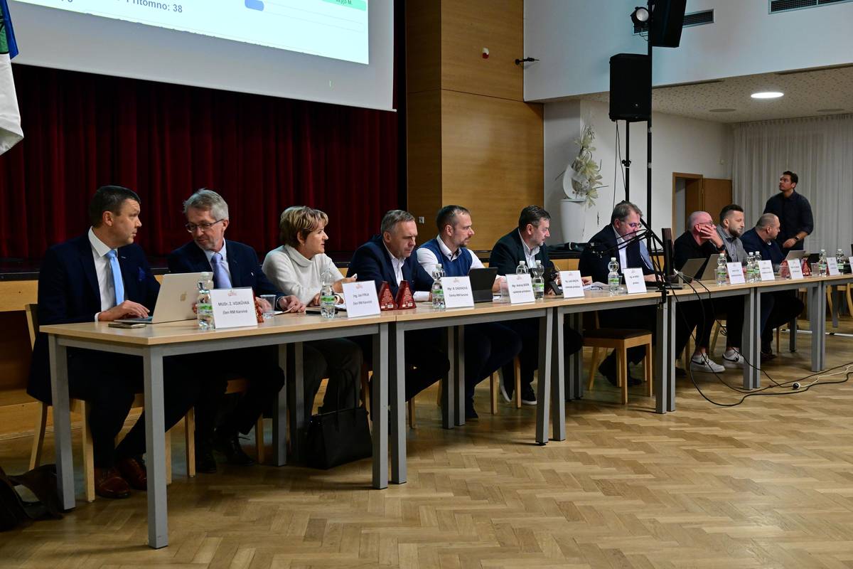 Město bude i v příštím roce pokračovat v investicích, ale zároveň nezvyšovat finanční zátěž pro občany. 👉 odpad nadále zdarma 👉 MHD zdarma pro seniory a děti do 15 let 👉 poplatek za psy se nemění 👉 daň z nemovitosti zůstává stejná „Díky finanční rezervě z předchozích let může město dál fungovat bez omezení. Oproti letošnímu roku Karviná očekává nárůst daňových příjmů o více než 150 milionů korun, které pomohou mimo jiné zajistit financování nepedagogických pracovníků škol po přesunu jejich platů ze státního rozpočtu na obce. Celkově je rozpočet na rok 2026 nastaven tak, aby byl odpovědný a zároveň rozvojový. Chceme pokračovat v investicích, které zlepšují kvalitu života lidí, ale také myslet na to, jak jim v běžném životě ulehčit,“ uvedl primátor Karviné Jan Wolf. Co nás čeká v roce 2026? ✔ rekonstrukce Zámeckých koníren ✔ inhalatorium v parku B. Němcové ✔ nová mateřská škola v Loukách ✔ opravy polikliniky Mizerov ✔ modernizace areálu Lodiček ✔ úpravy lesoparku Dubina ✔ spoluúčast města na výstavbě CEPIS Rozpočet samozřejmě zahrnuje i financování běžného provozu – dopravy, oprav komunikací, městské policie i sociálních služeb. Pokračuje také oblíbená služba Senior taxi.