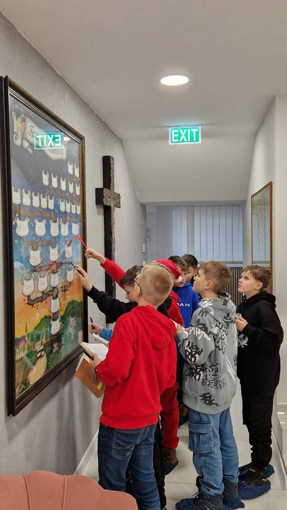 5. 12. 2025 k nám zavítali žiaci 5. A zo ZŠ a MŠ – Vyšný koniec. Po prednáške o hrobke a dejinách rodiny Moravských vypĺňali pracovný list, v rámci ktorého hľadali predmety v expozícii ako i najstaršiu knihu v našej knižnici.    Ďakujeme za návštevu!